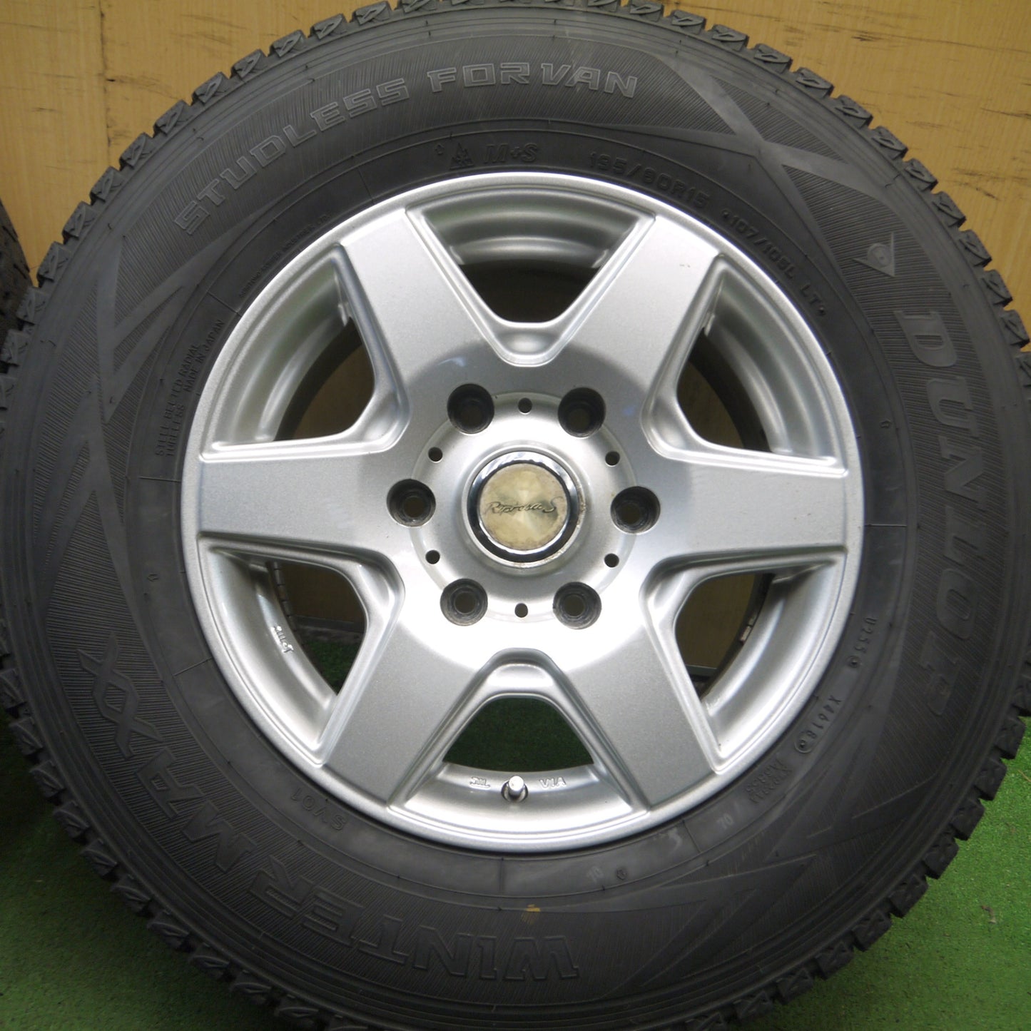 *送料無料* バリ溝！9.5分★ハイエース等 195/80R15 スタッドレス ダンロップ ウインターマックス SV01 Ripresa S リプレーザ PCD139.7/6H★4040912Hス