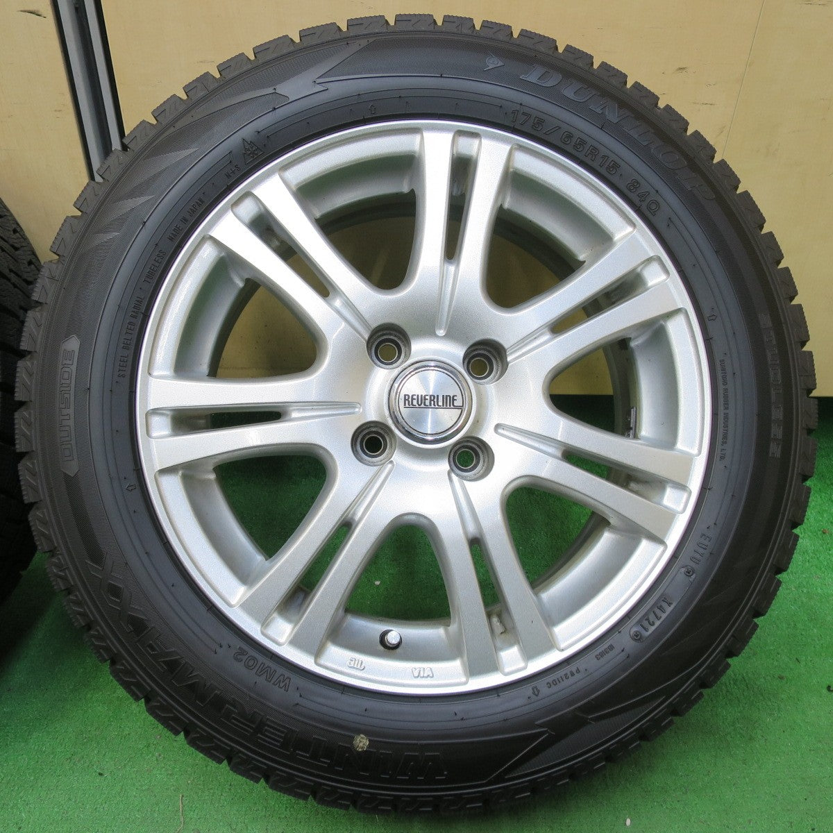 *送料無料* 超バリ溝！21年！キレイ！9.5分以上★スタッドレス 175/65R15 ダンロップ ウインターマックス WM02 REVERLINE リバーライン PCD100/4H★4082903イス