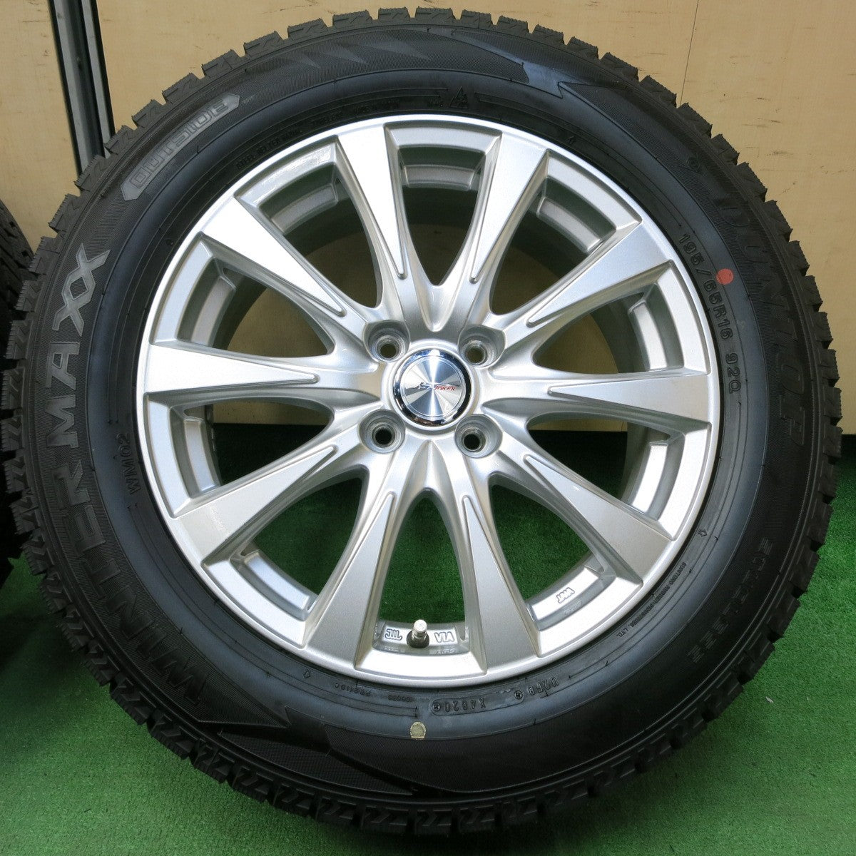 *送料無料* バリ溝！20年！キレイ！9.5分以上★スタッドレス 195/65R16 ダンロップ ウインターマックス WM02 JOKER ジョーカー 16インチ PCD100/4H★4051008イス