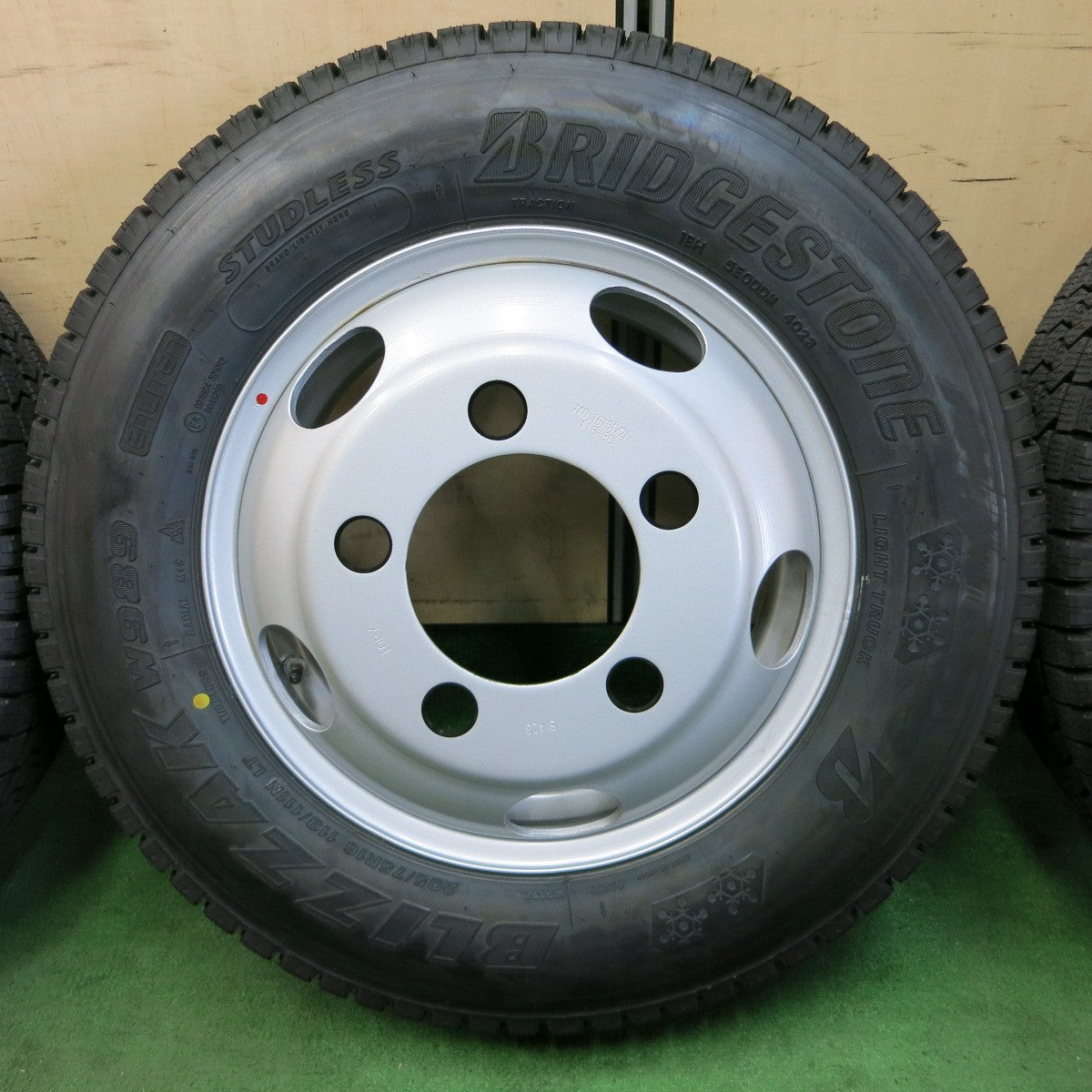 *送料無料* 未使用！23年★トラック タイヤ 205/75R16 113/111N スタッドレス ブリヂストン ブリザック W989 TOPY  スチール 115-8C PCD208/5H★4061505ナス