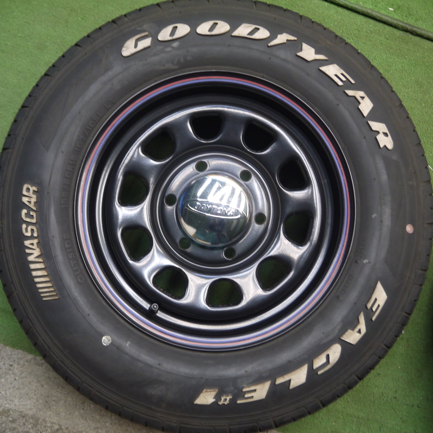 *送料無料* バリ溝！21年！キレイ！8.5分★ハイエース等 DAYTONA 195/80R15 グッドイヤー イーグル #1 ホワイトレター デイトナ PCD139.7/6H★4051401Hノ