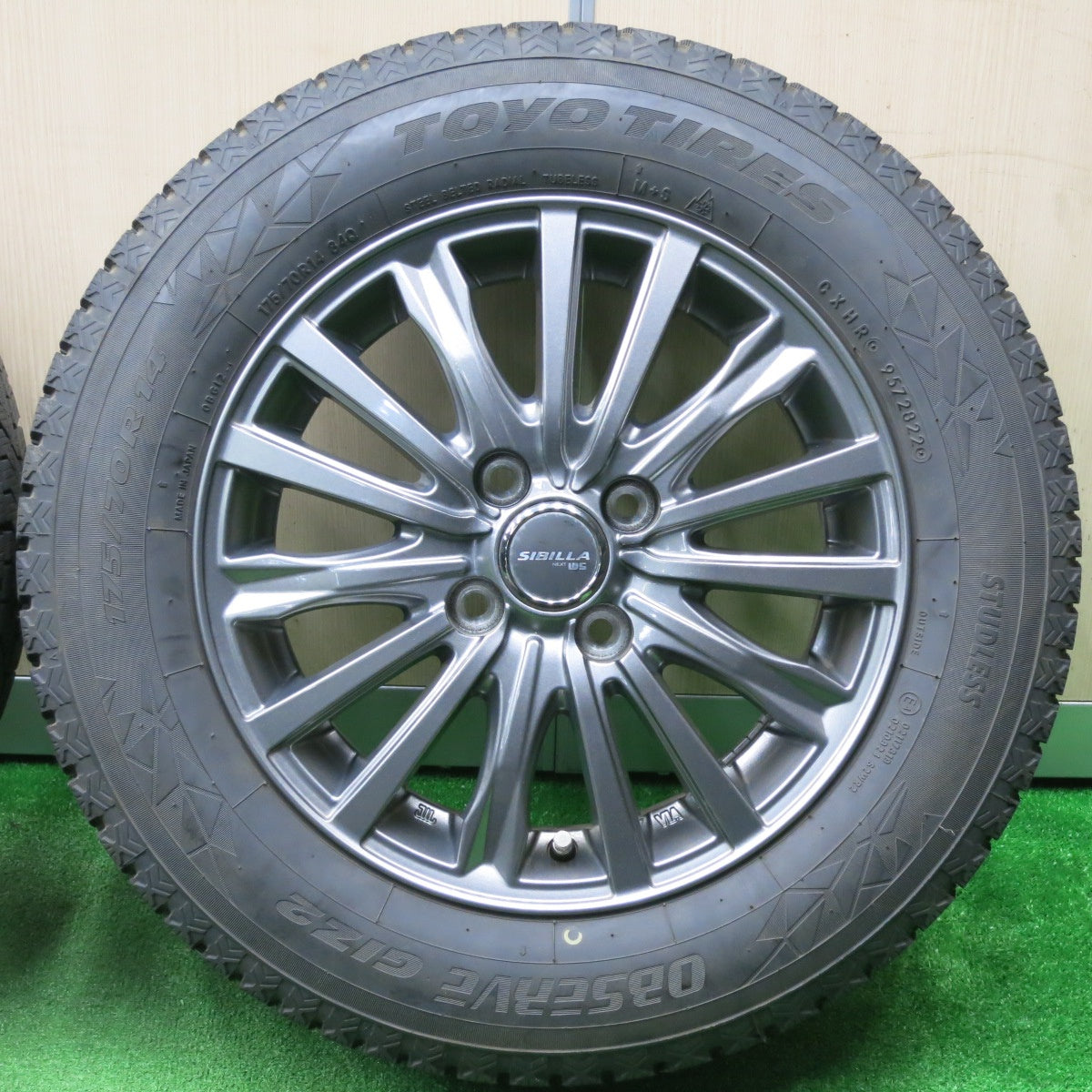 [送料無料] バリ溝！22年！キレイ！8.5分★スタッドレス 175/70R14 トーヨー オブザーブ GIZ2 SIBILLA NEXT W5 シビラ 14インチ PCD100/4H★4121102NJス