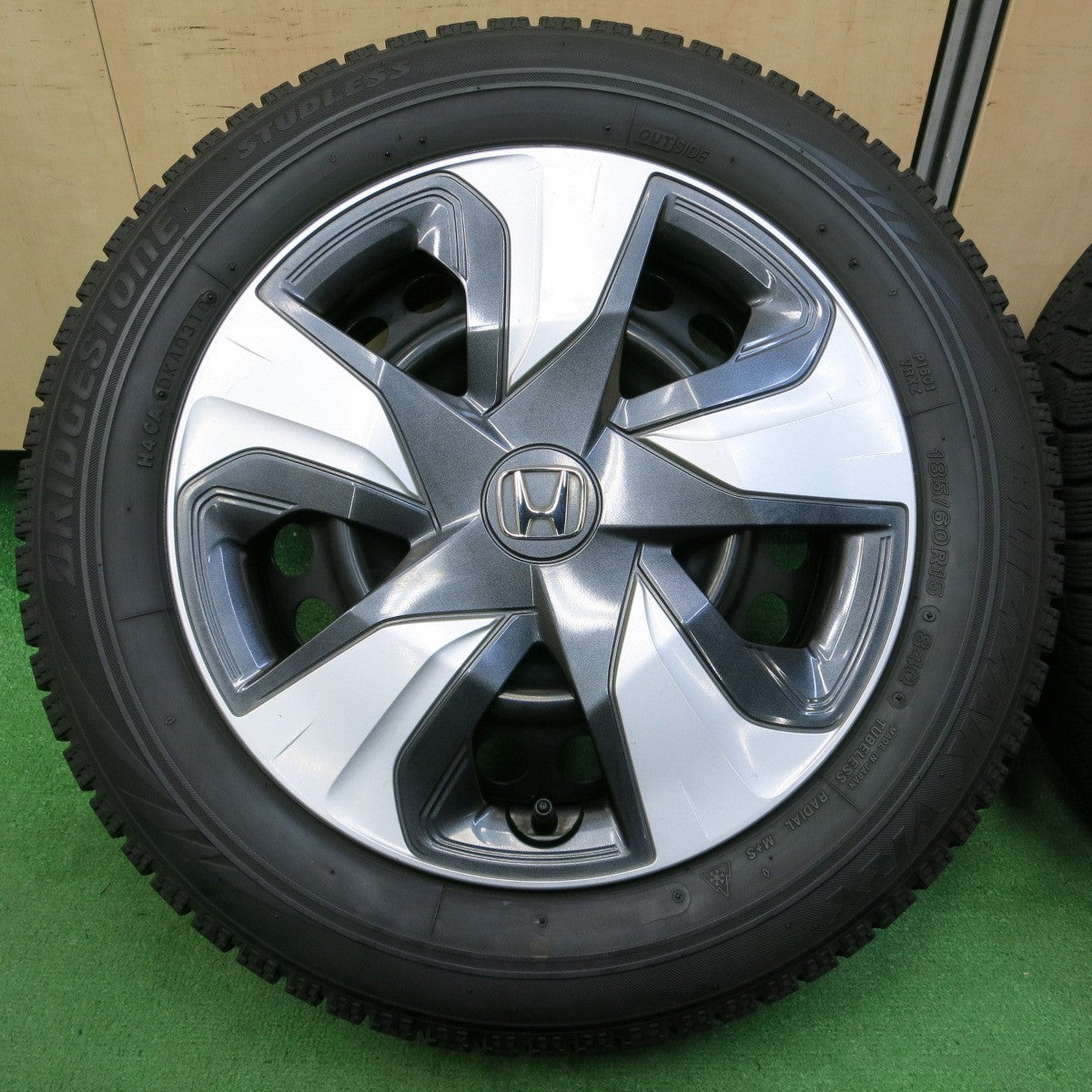 *送料無料* バリ溝！8.5分★ホンダ フィット 純正 スチール 185/60R15 スタッドレス ブリヂストン ブリザック VRX  PCD100/4H★4052807イス