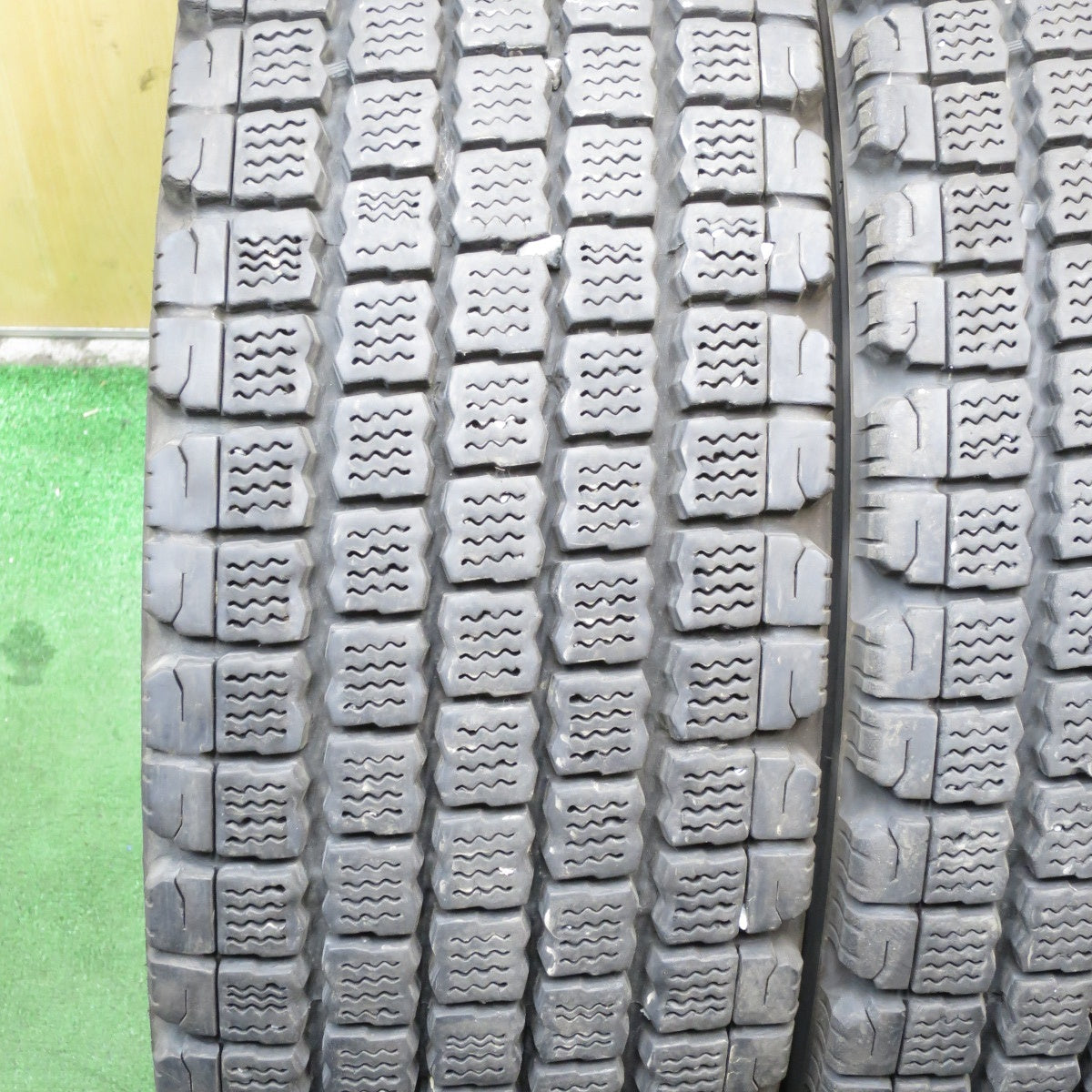 *送料無料* バリ溝！20年！8.5分★トラック タイヤ 245/70R19.5 136/134J スタッドレス ブリヂストン W910 19.5インチ★4052901クスタ