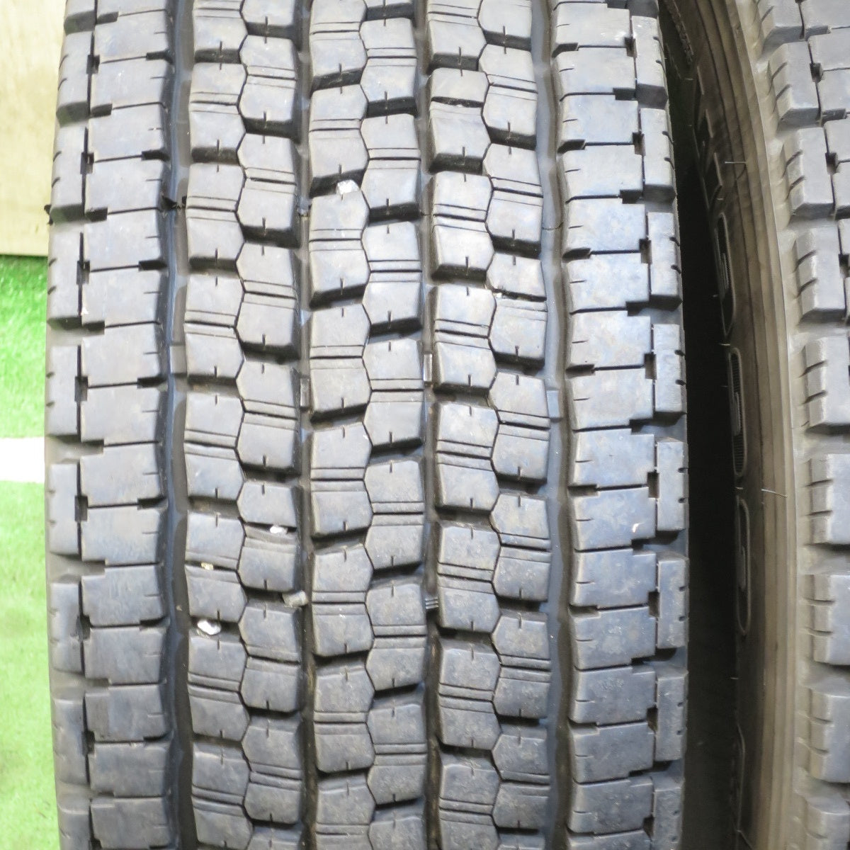 *送料無料* バリ溝！23年！9.5分★トラック タイヤ 245/70R19.5 136/134J スタッドレス ブリヂストン W999 19.5インチ★4052404クスタ