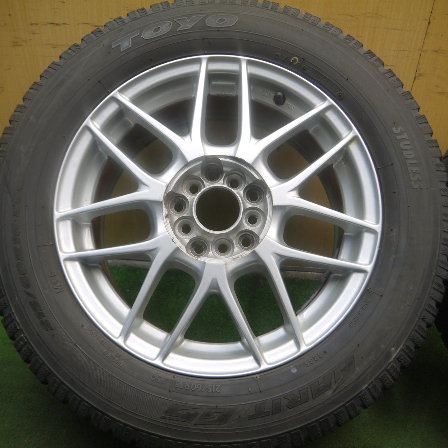 *送料無料* バリ溝！9.5分★スタッドレス 215/60R16 トーヨー ガリット G5 社外 アルミ 16インチ PCD100 114.3/5H マルチ★4072406Hス