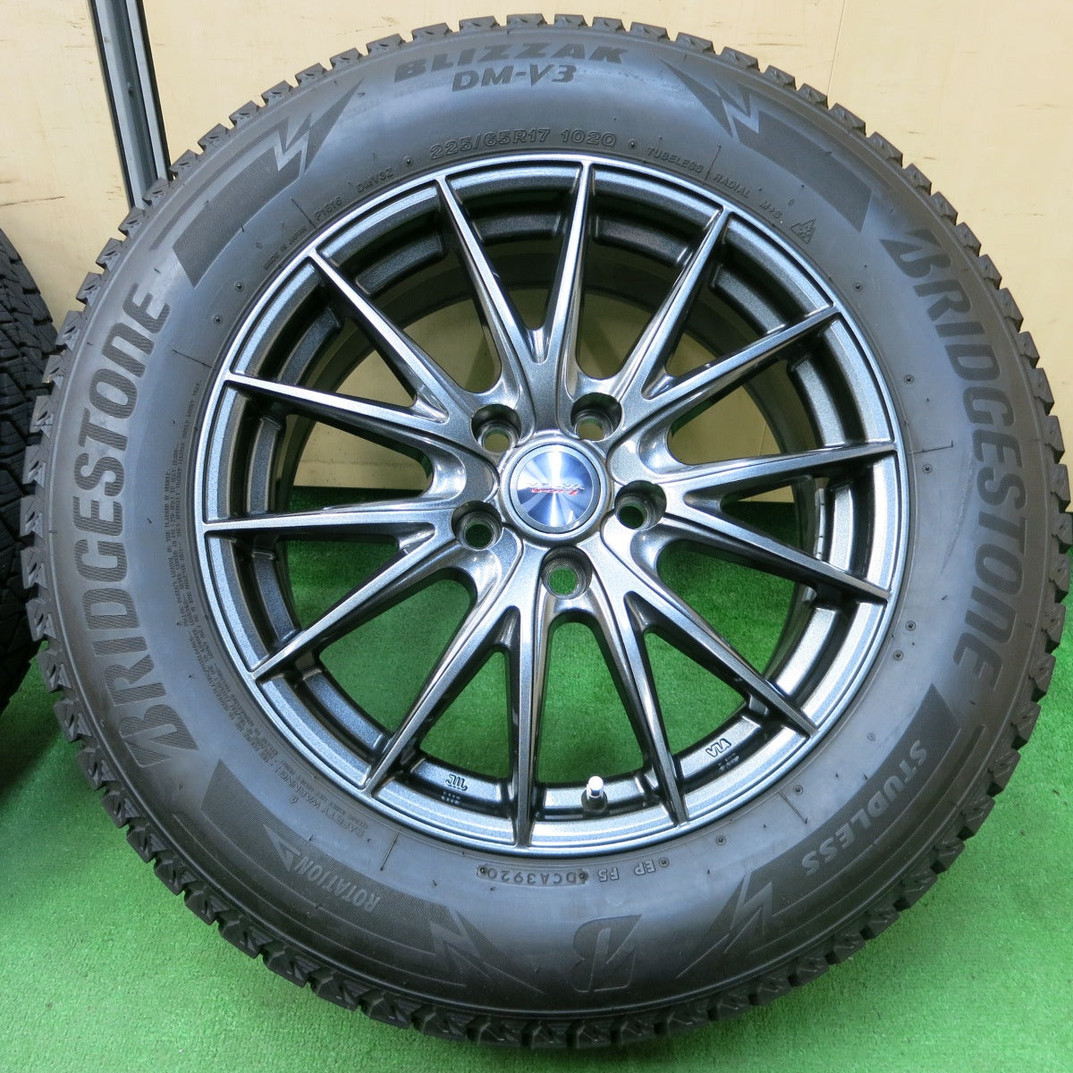 *送料無料* バリ溝！20年！キレイ！9.5分★スタッドレス 225/65R17 ブリヂストン ブリザック DM-V3 VELVA SPORTZ ヴェルヴァ PCD114.3/5H★4052704イス