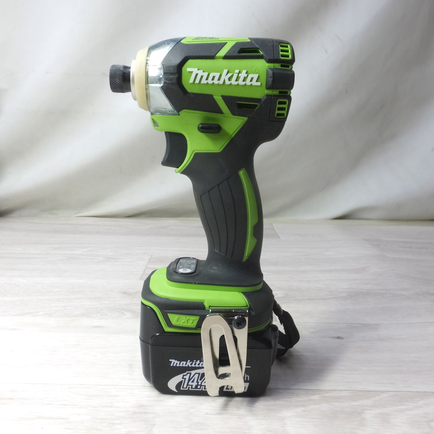 [送料無料] 美品◆makita マキタ 充電式インパクトドライバ TD137D 14.4V バッテリー2個 充電器付き 電動工具◆