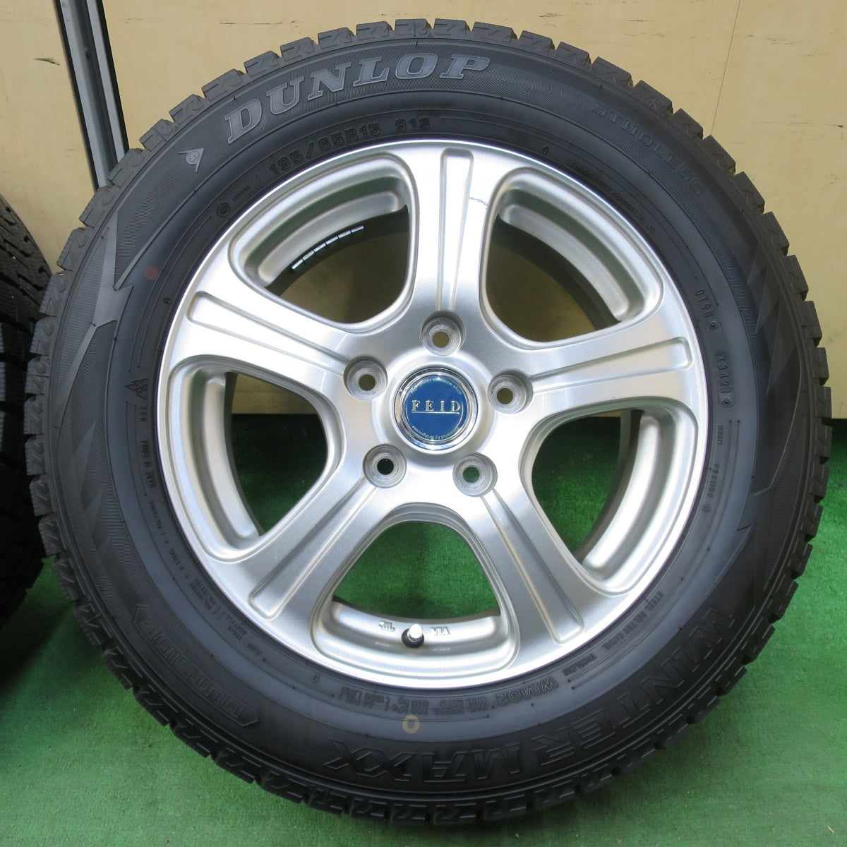 [送料無料] 超バリ溝！21年！9.5分以上★スタッドレス 195/65R15 ダンロップ ウインターマックス WM02 FEID 15インチ PCD114.3/5H★4112102イス