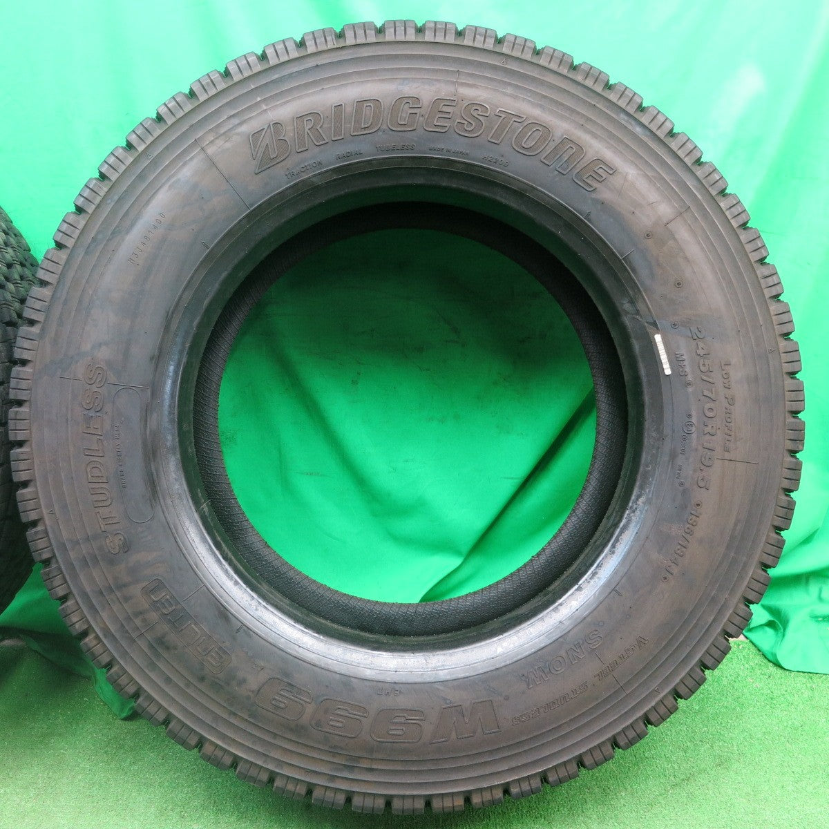 *送料無料* バリ溝！23年！9.5分★トラック タイヤ 245/70R19.5 136/134J スタッドレス ブリヂストン W999 19.5インチ★4052702ナスタ