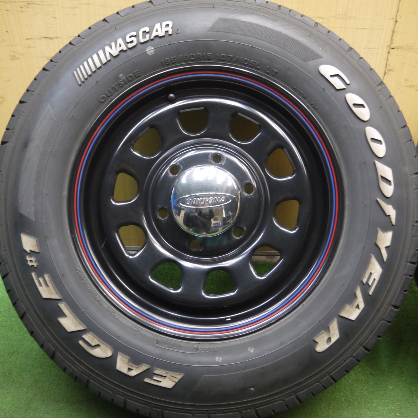 *送料無料* バリ溝！21年！キレイ！8.5分★ハイエース等 DAYTONA 195/80R15 グッドイヤー イーグル #1 ホワイトレター デイトナ PCD139.7/6H★4051401Hノ