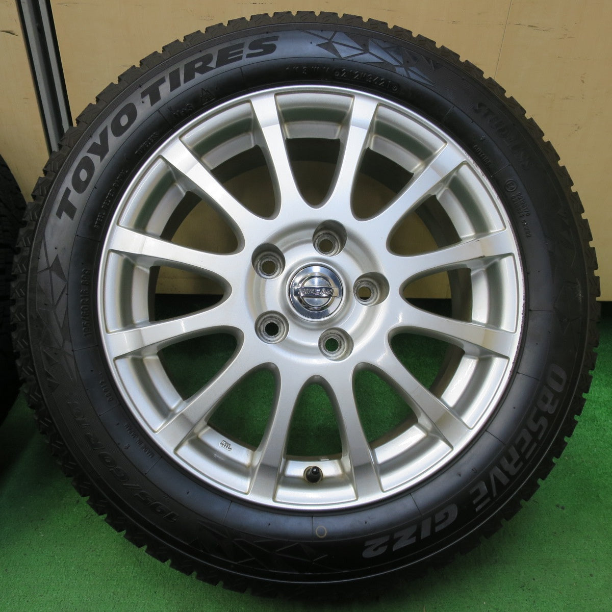 *送料無料* バリ溝！21年！9.5分★日産 セレナ 等 純正 OP エスティーロ 195/60R16 スタッドレス トーヨー オブザーブ GIZ2  16インチ PCD114.3/5H★4091102イス