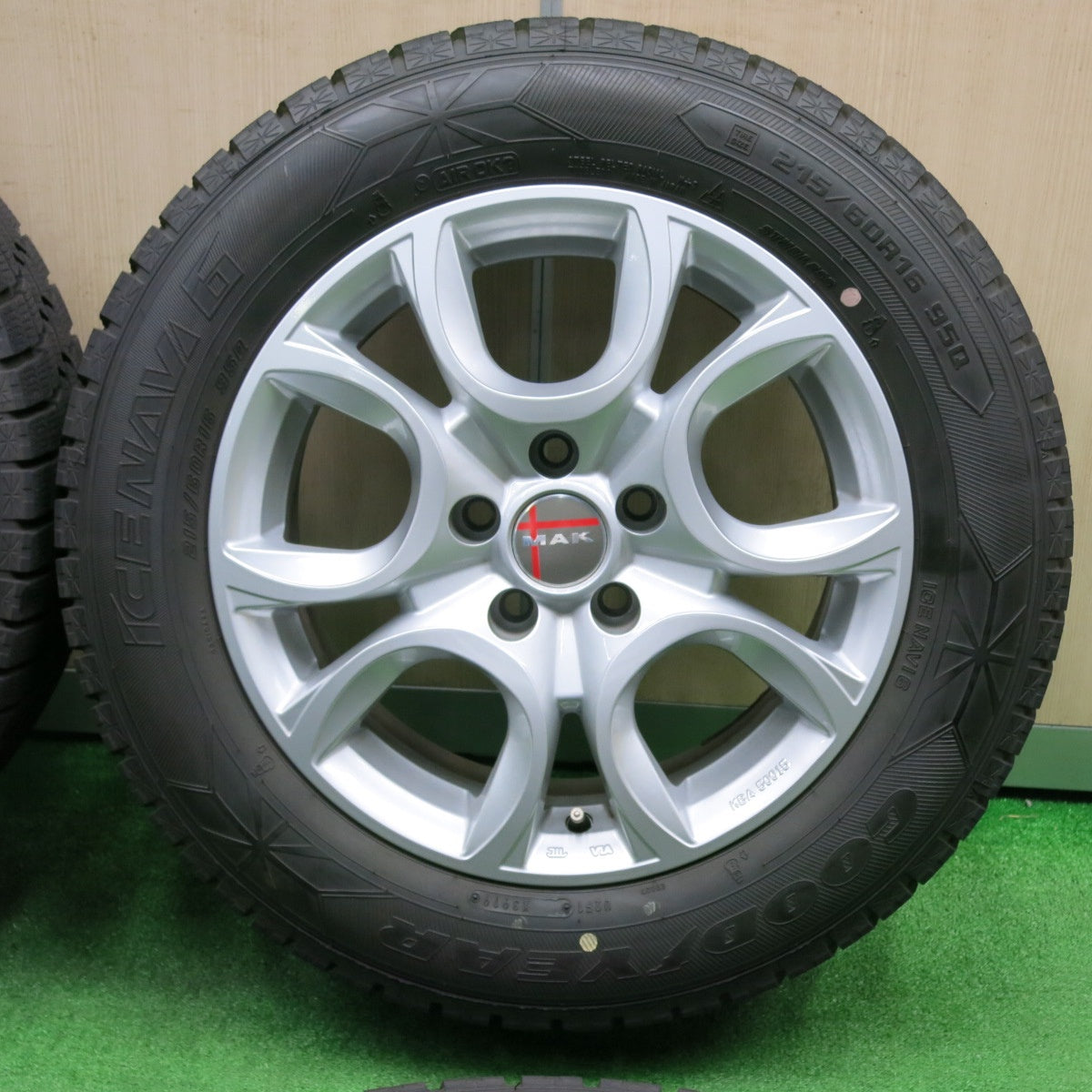 [送料無料] 超バリ溝！キレイ！ほぼ10分★フィアット 500X 等 MAK TORINO 215/60R16 スタッドレス グッドイヤー アイスナビ6 トリノ 16インチ PCD110/5H★4102803NJス