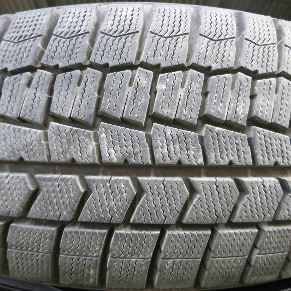 *送料無料* バリ溝！9.5分以上★スタッドレス 225/55R18 ダンロップ ウインターマックス WM02 PRD 18インチ PCD114.3/5H★4041801イス