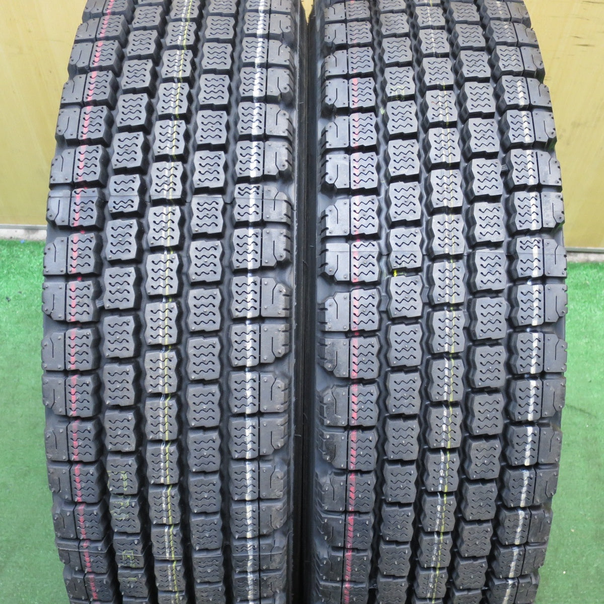 *送料無料* 未使用！22年★トラック タイヤ 225/80R17.5 123/122L スタッドレス ブリヂストン W910 タイヤ 17.5インチ★4033008KKスタ