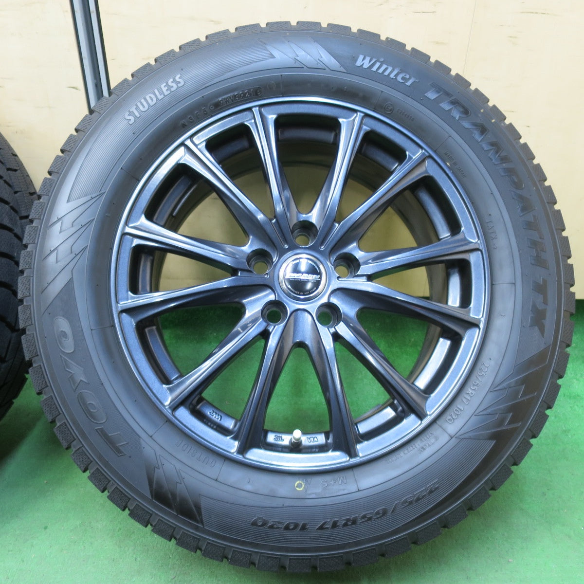 [送料無料] 超バリ溝！21年！キレイ！9.5分以上★スタッドレス 225/65R17 トーヨー ウインタートランパス TX WAREN ヴァーレン 17インチ PCD114.3/5H★5010805イス