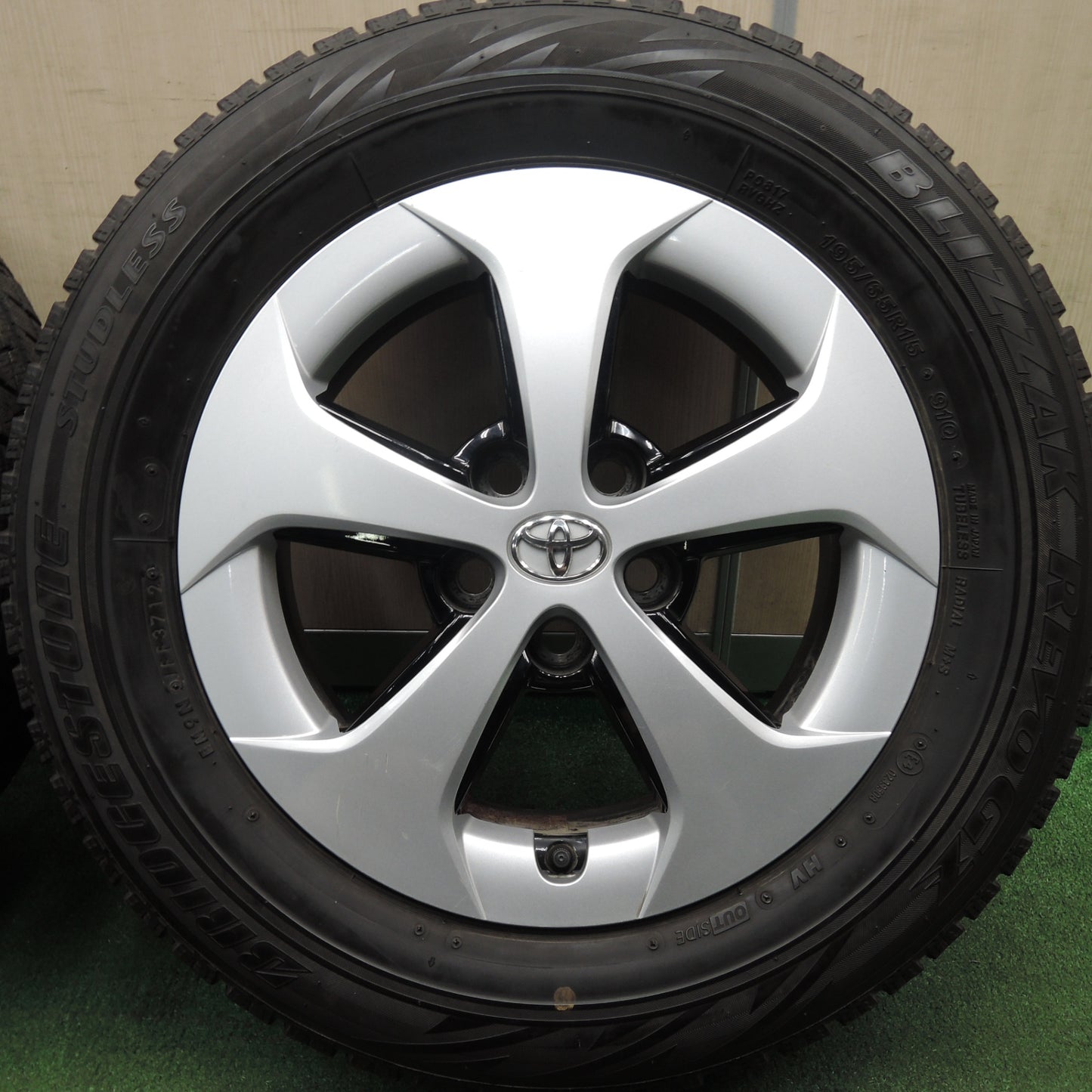 *送料無料* 4本価格★トヨタ 30系 プリウス 純正 195/65R15 スタッドレス ブリヂストン ブリザック REVO GZ PCD100/5H★4031602HAス