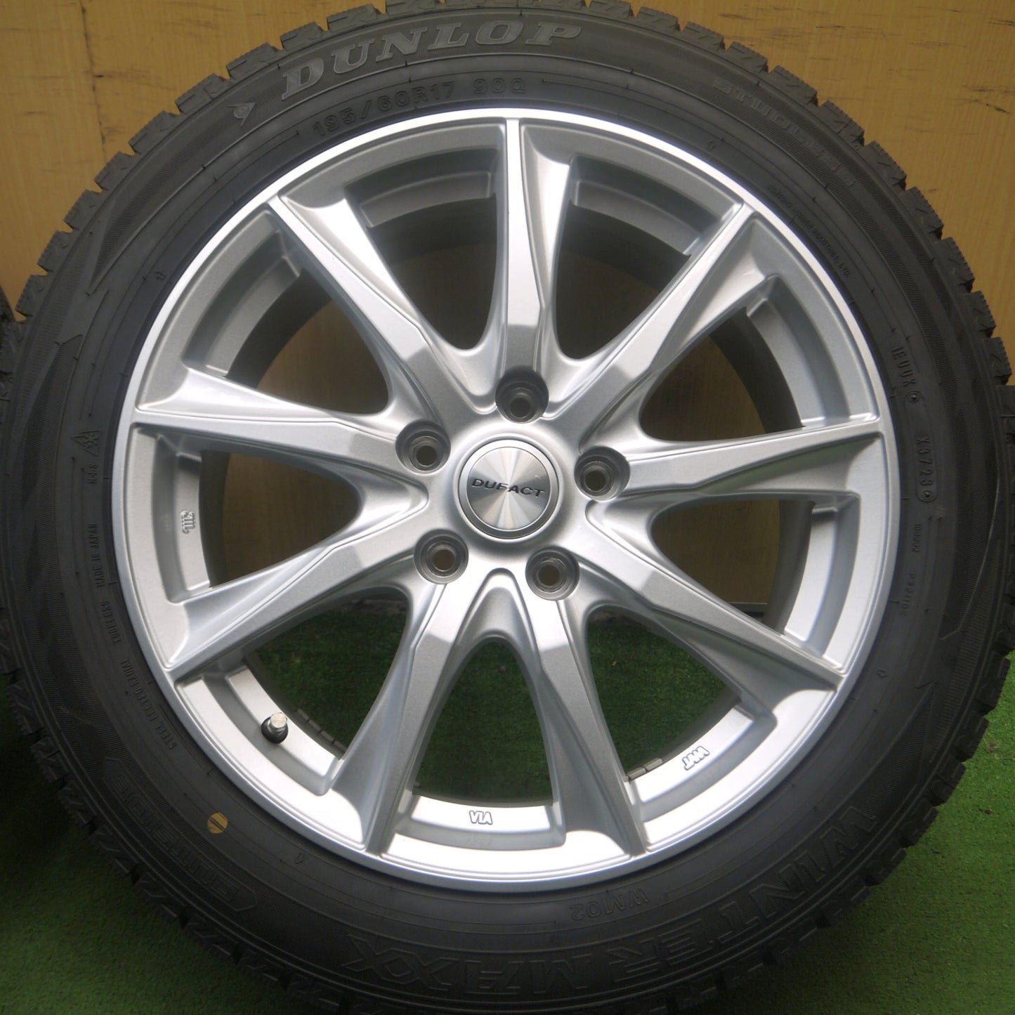 *送料無料* バリ溝！23年！キレイ！9.5分★スタッドレス 195/60R17 ダンロップ ウインターマックス WM02 DUFACT デュファクト 17インチ PCD114.3/5H★4052806Hス