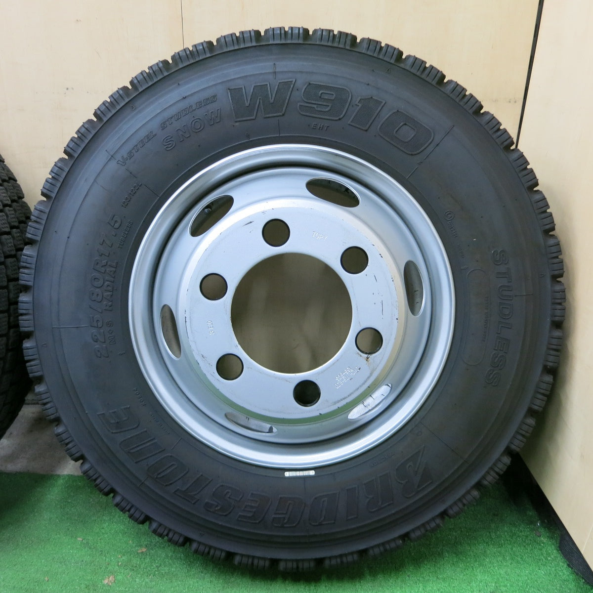 *送料無料* ほぼ未使用！21年★トラック タイヤ 225/80R17.5 123/122L スタッドレス ブリヂストン W910 TOPY スチール 135-9CS PCD222.25/6H★4061701ナス