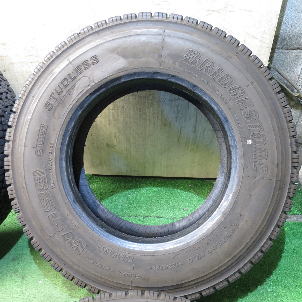 *送料無料* バリ溝！23年！9分★トラック タイヤ 225/80R17.5 123/122L スタッドレス ブリヂストン W999 17.5インチ★4032704クスタ