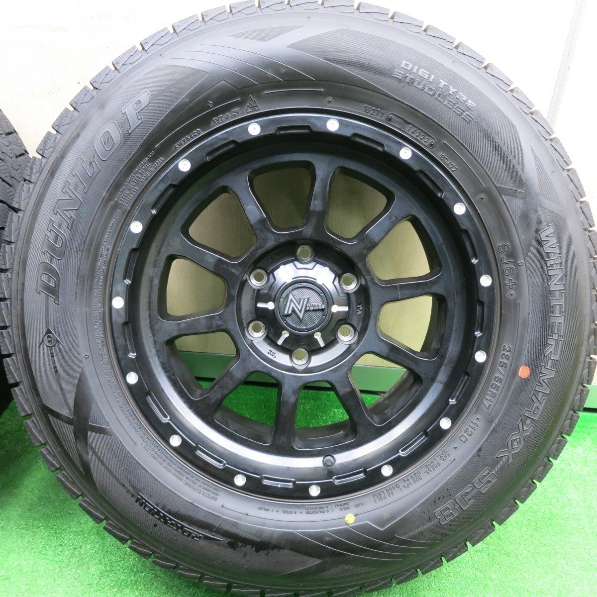 [送料無料] バリ溝！23年！9.5分★NITRO POWER M10 ナイトロパワー 265/65R17 スタッドレス ダンロップ ウインターマックス SJ8 PCD139.7/6H★4101201HAス