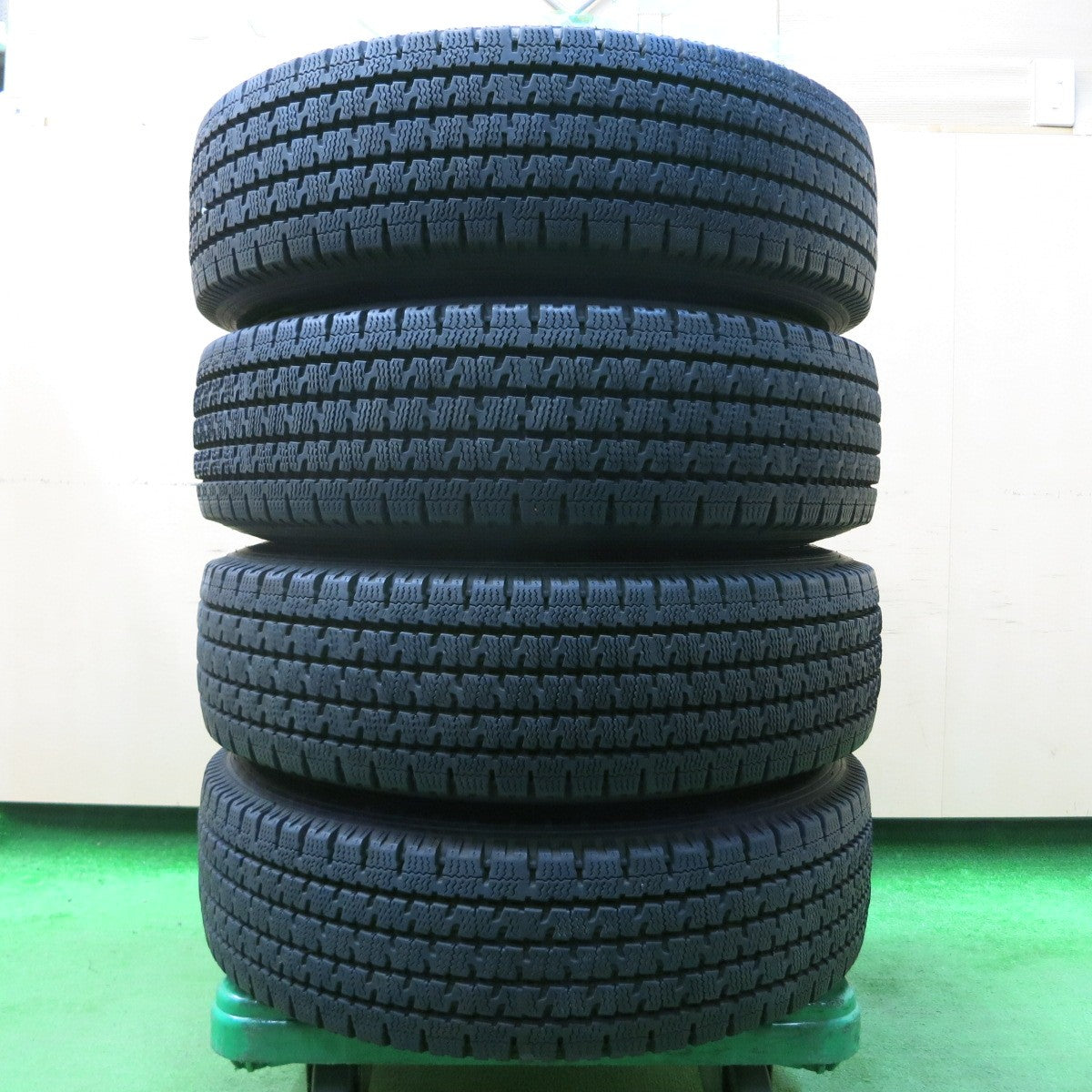 *送料無料* バリ溝！21年！キレイ！9.5分★ハイエース 等 195/80R15 スタッドレス トーヨー デルベックス 935 スチール ホイール  15インチ PCD139.7/6H★4042613イス