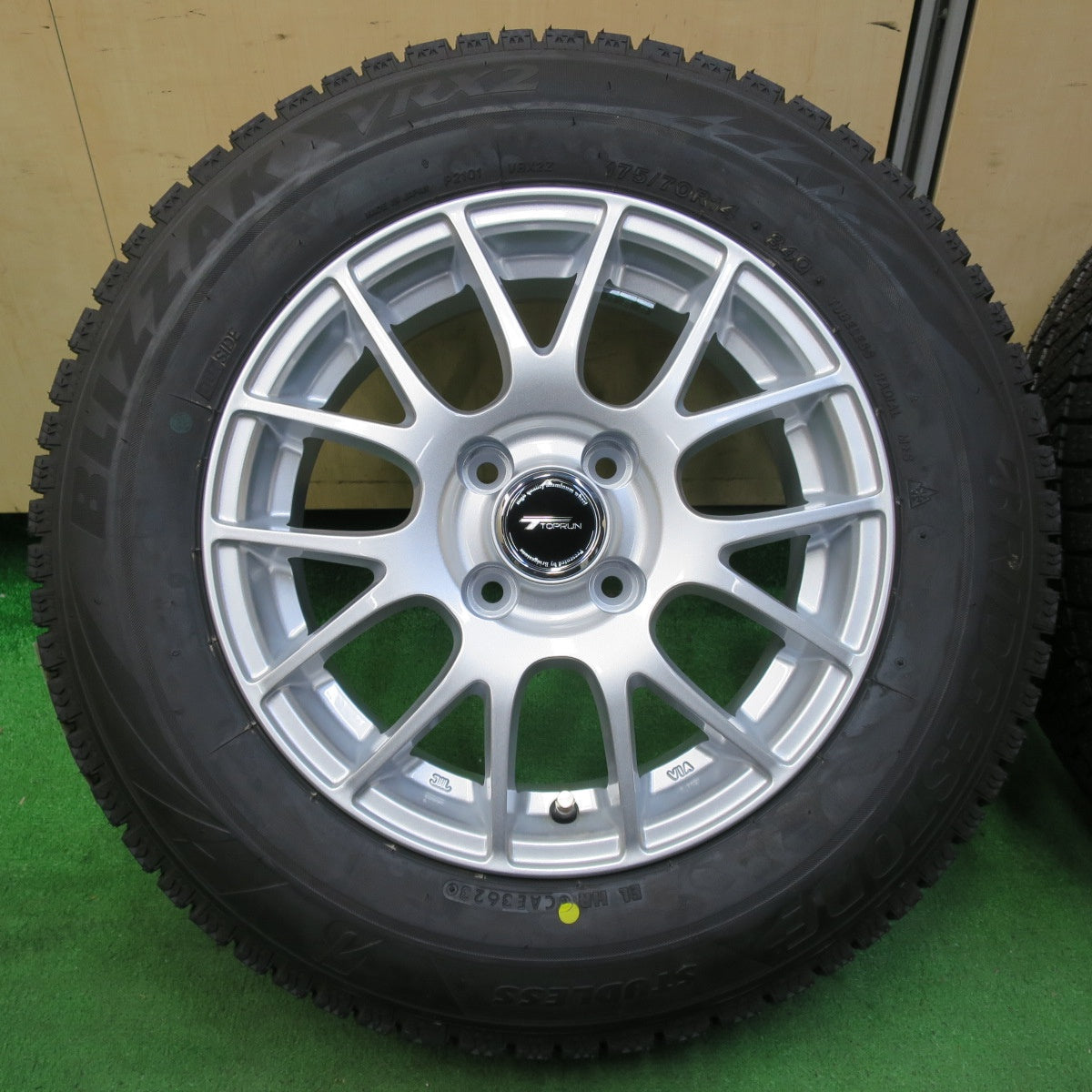 *送料無料* 未使用！23年★スタッドレス 175/70R14 ブリヂストン ブリザック VRX2 TOPRUN トップラン 14インチ PCD100/4H★4082708イス