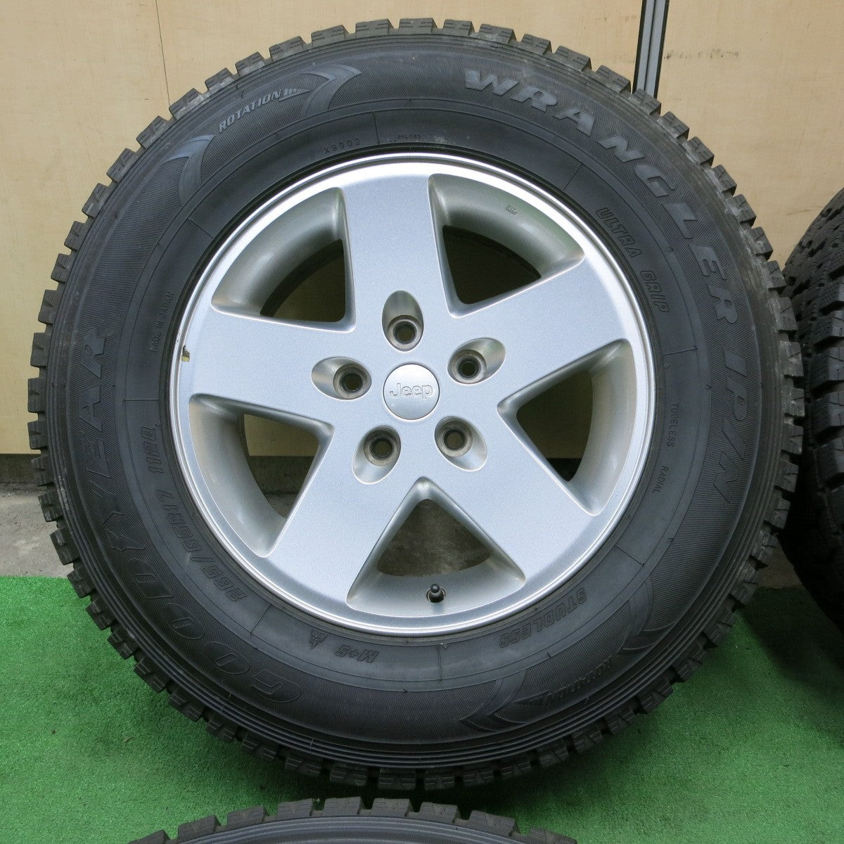 *送料無料* バリ溝！キレイ！9分★JEEP ジープ JK ラングラー 純正 265/65R17 スタッドレス グッドイヤー WRANGLER  IP/N PCD127/5H★4062601ナス