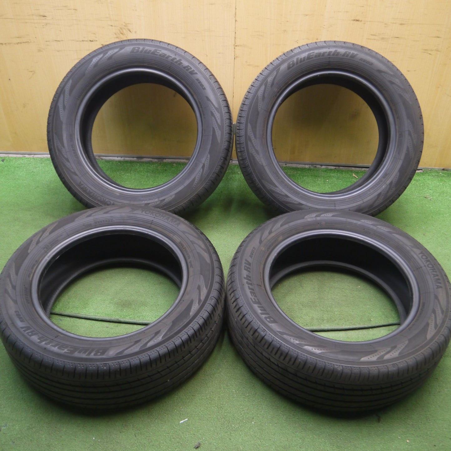 *送料無料* バリ溝！22年！9.5分★205/60R16 ヨコハマ BluEarth-RV RV03 ブルーアース タイヤ 16インチ ノア ヴォクシー ステップワゴン等★4051703Hノタ