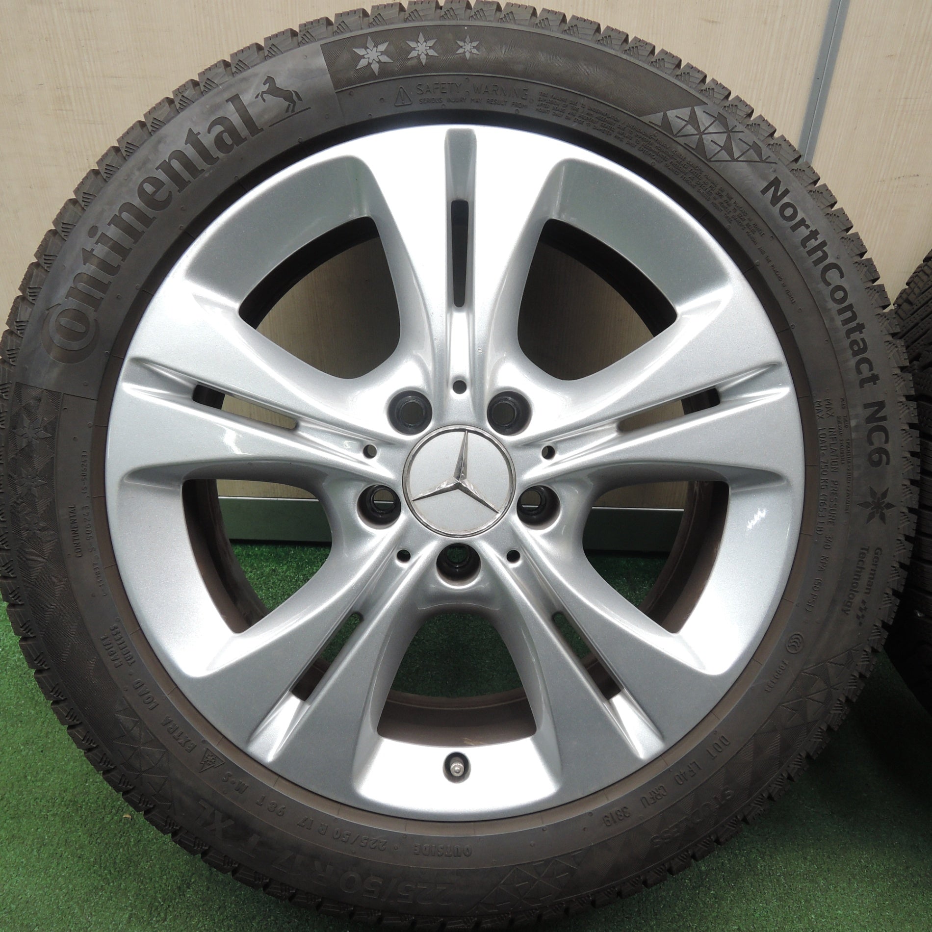 *送料無料* バリ溝！キレイ！9分★ベンツ Cクラス W205 純正 225/50R17 スタッドレス コンチネンタル ノースコンタクト NC6  17インチ PCD112/5H★4031910TNス