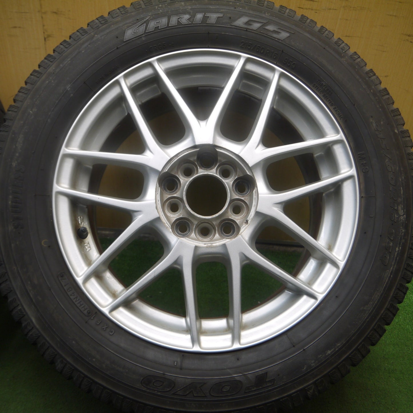 *送料無料* バリ溝！9.5分★スタッドレス 215/60R16 トーヨー ガリット G5 社外 アルミ 16インチ PCD100 114.3/5H マルチ★4072406Hス