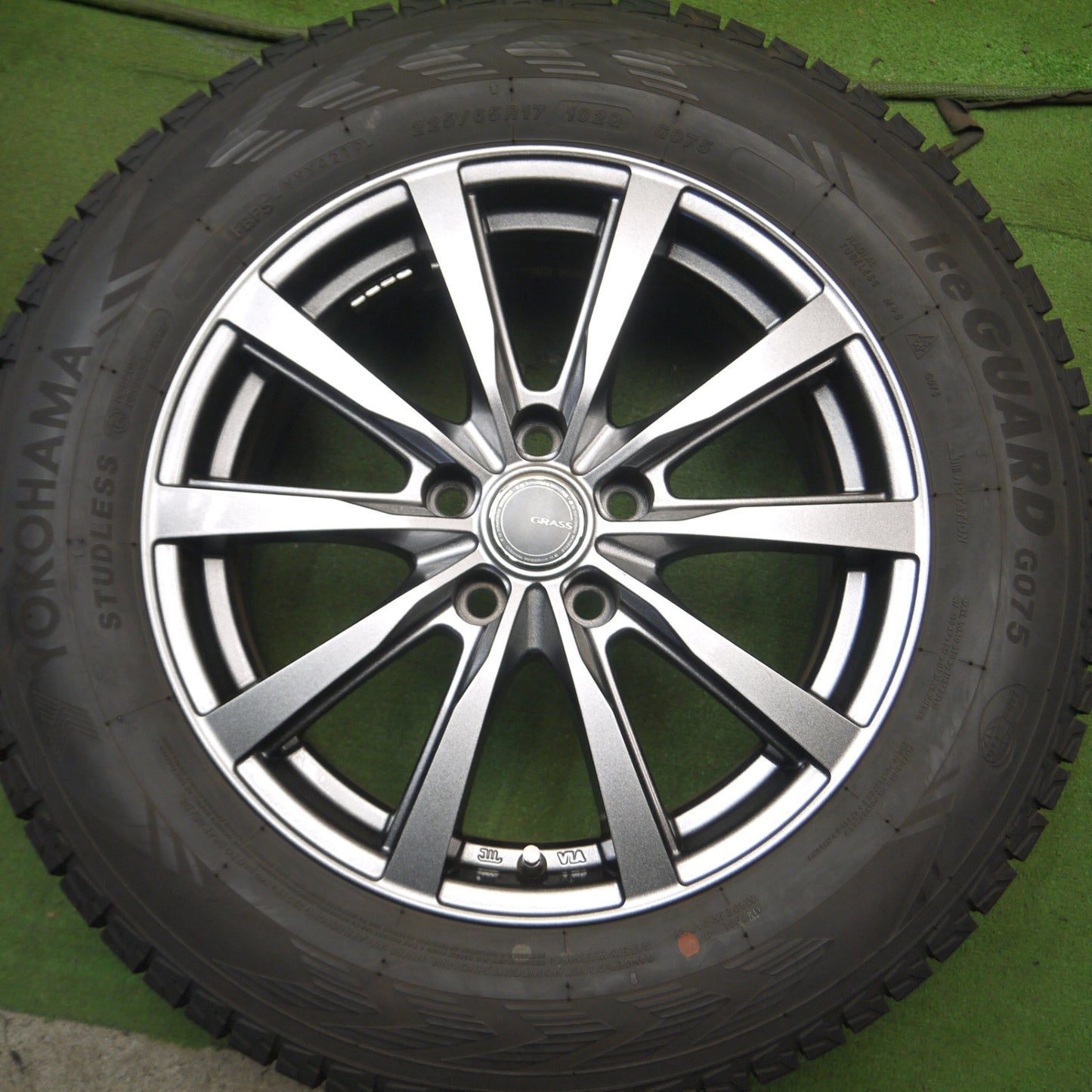 *送料無料* バリ溝！キレイ！9.5分★スタッドレス 225/65R17 ヨコハマ アイスガード G075 GRASS グラス 17インチ PCD114.3/5H★4072405Hス