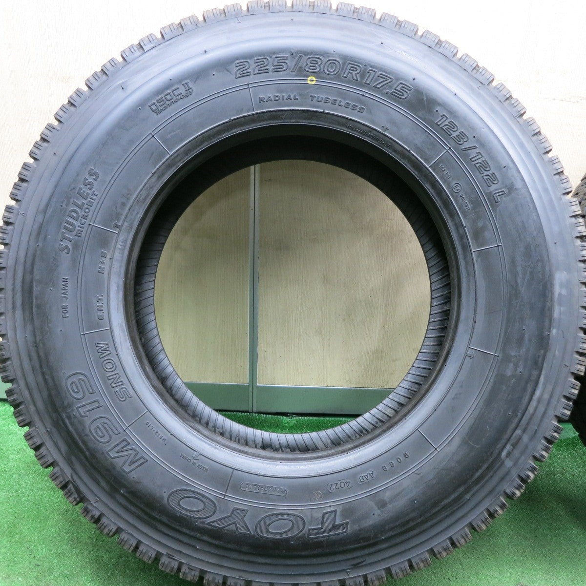 *送料無料* ほぼ未使用！22年★トラック タイヤ 225/80R17.5 123/122L スタッドレス トーヨー M919 17.5インチ★4071011HAスタ