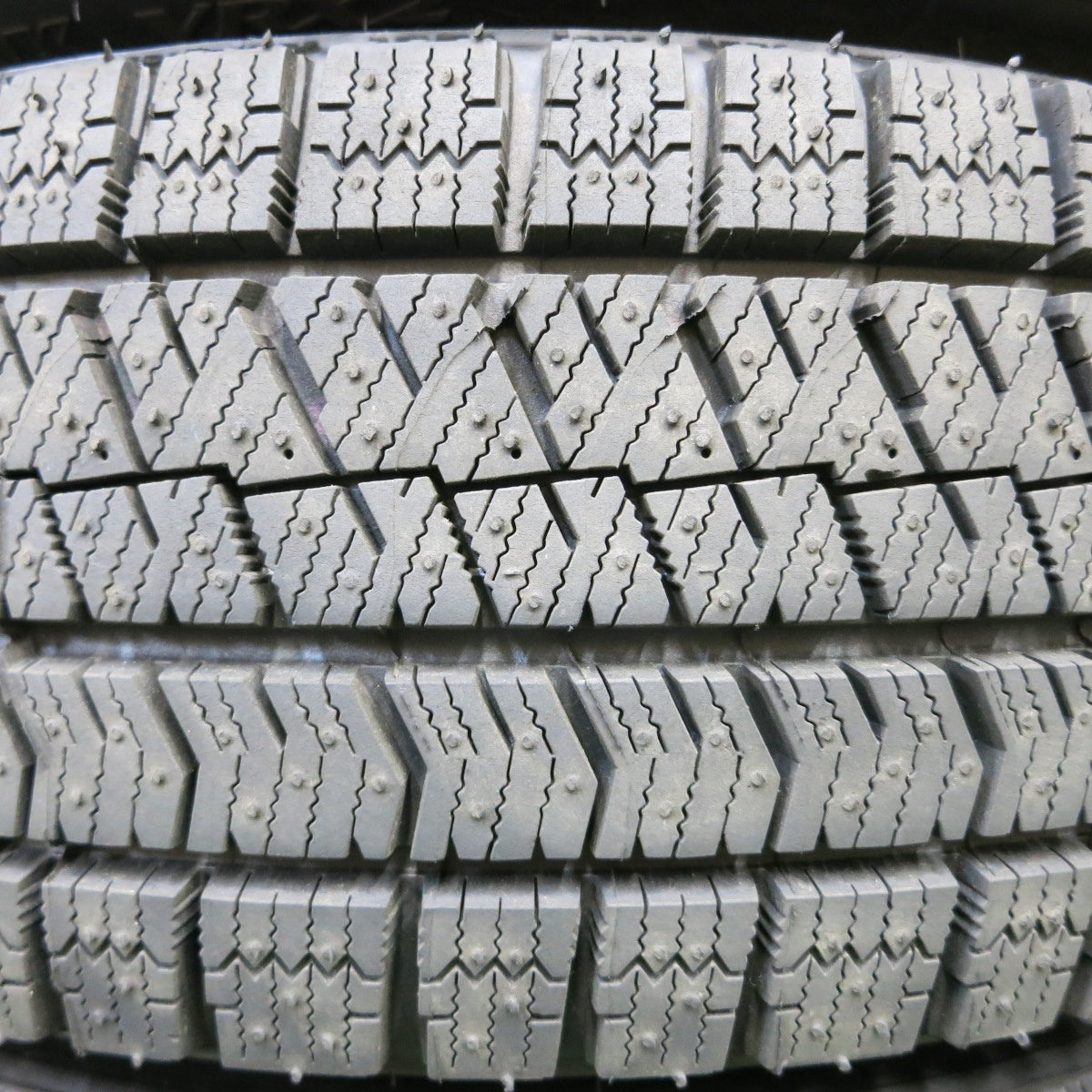 *送料無料* ほぼ未使用！23年★スタッドレス 185/65R15 ブリヂストン ブリザック VRX2 BALMINUM バルミナ 15インチ PCD100/4H★4041803イス