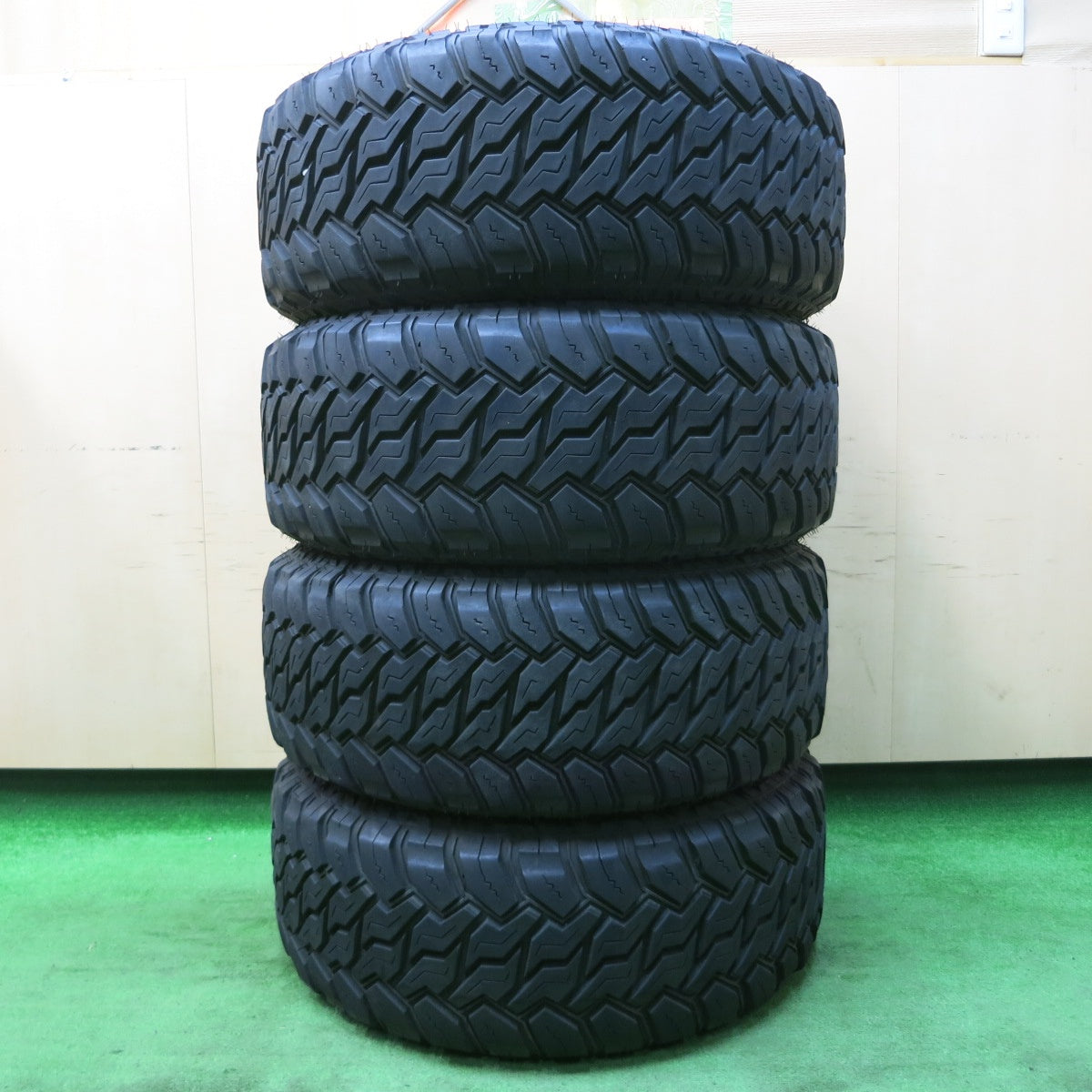 *送料無料* バリ溝！20年！キレイ！9.5分★XD KMC 265/60R18 119/116Q モンスタ MUD WARRIOR ホワイトレター PCD139.7/6H★4031706IMノ