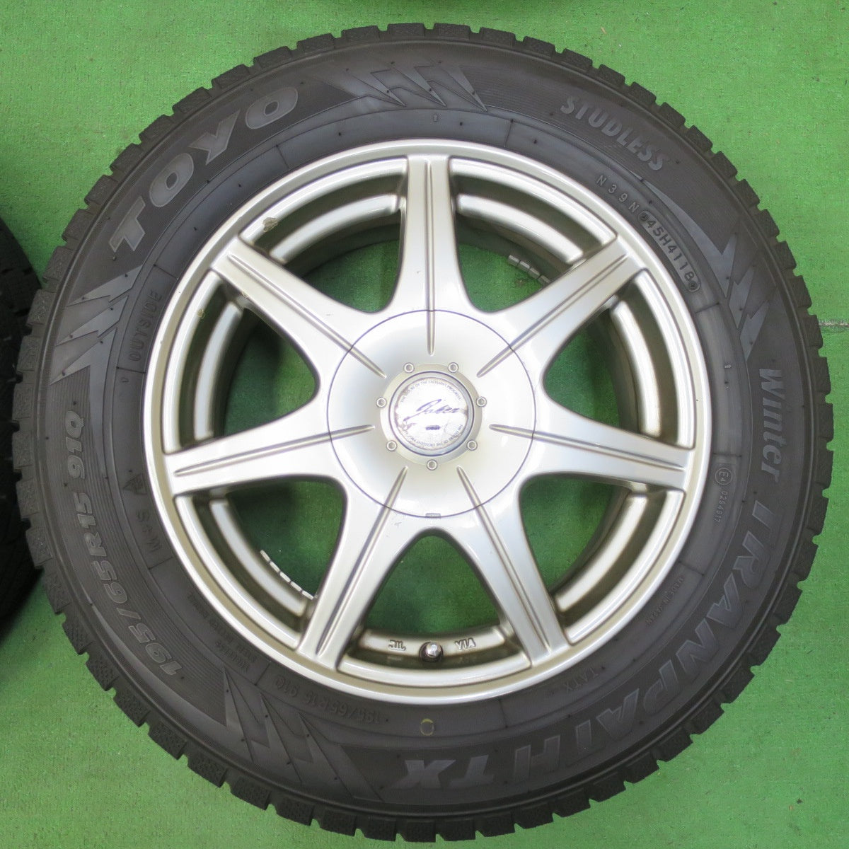 *送料無料* バリ溝！8.5分★スタッドレス 195/65R15 トーヨー ウインター トランパス TX JOKER ジョーカー PCD100 114.3/5H マルチ★4090502イス