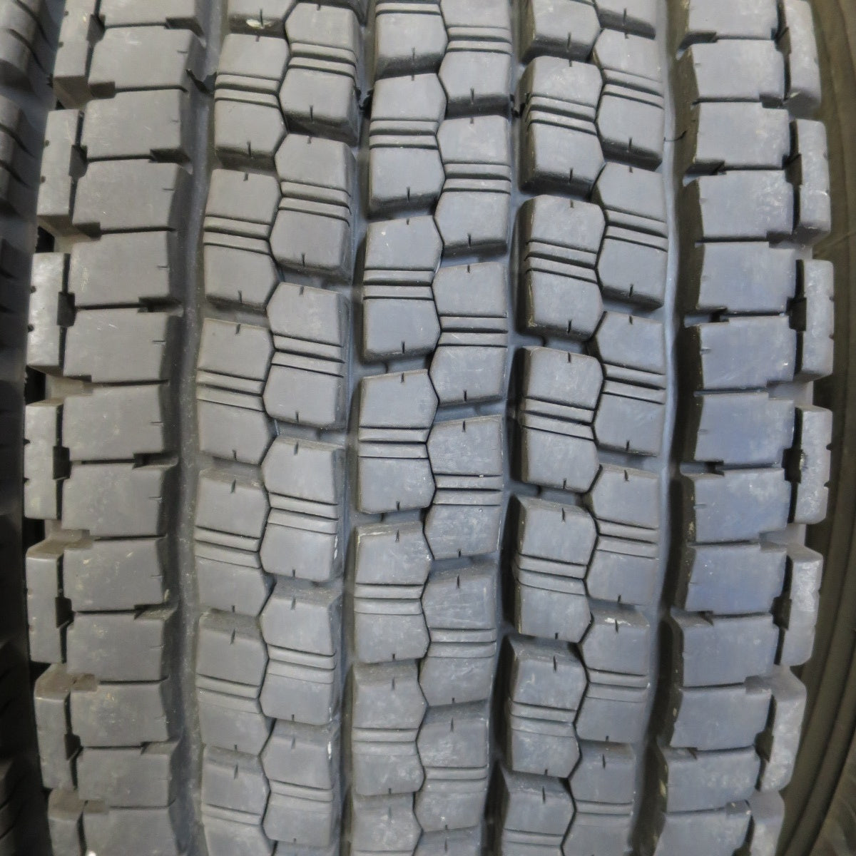 *送料無料* バリ溝！22年！9分★トラック タイヤ 245/70R19.5 136/134J スタッドレス ブリヂストン W999  19.5インチ★4061711イスタ