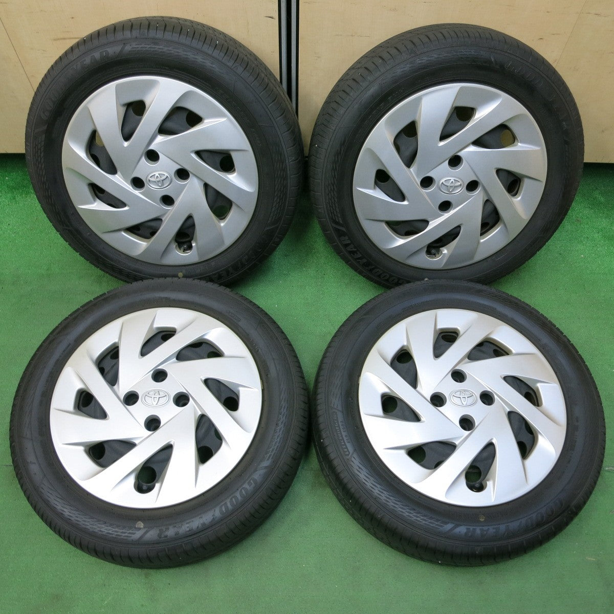 *送料無料* バリ溝！21年！9.5分★トヨタ NHP10 アクア 純正 スチール 185/60R15 スチール グッドイヤー EfficientGrip ECO EG02 15インチ PCD100/4H★4091306SYノ