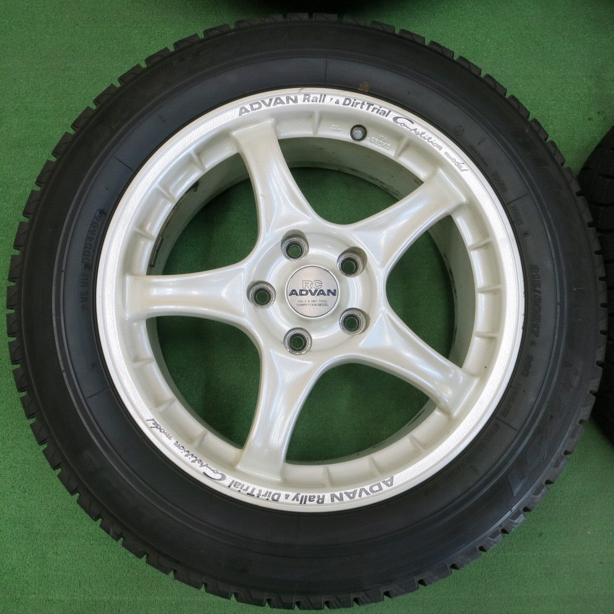 *送料無料* バリ溝！9.5分以上★RC ADVAN Rally&DirtTrial 215/60R17 スタッドレス ブリヂストン ブリザック REVO1 PCD114.3/5H★4042606イス