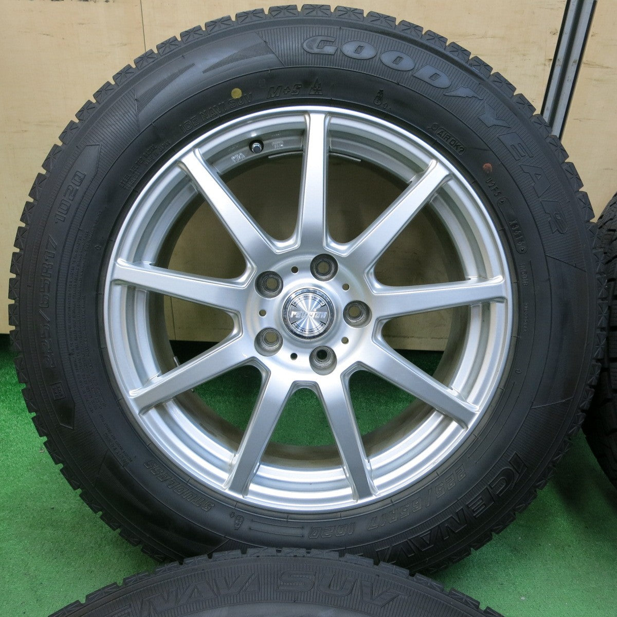 [送料無料] バリ溝！キレイ！9.5分★スタッドレス 225/65R17 グッドイヤー アイスナビ SUV ravrion ラブリオン 17インチ PCD114.3/5H★4092001SYス