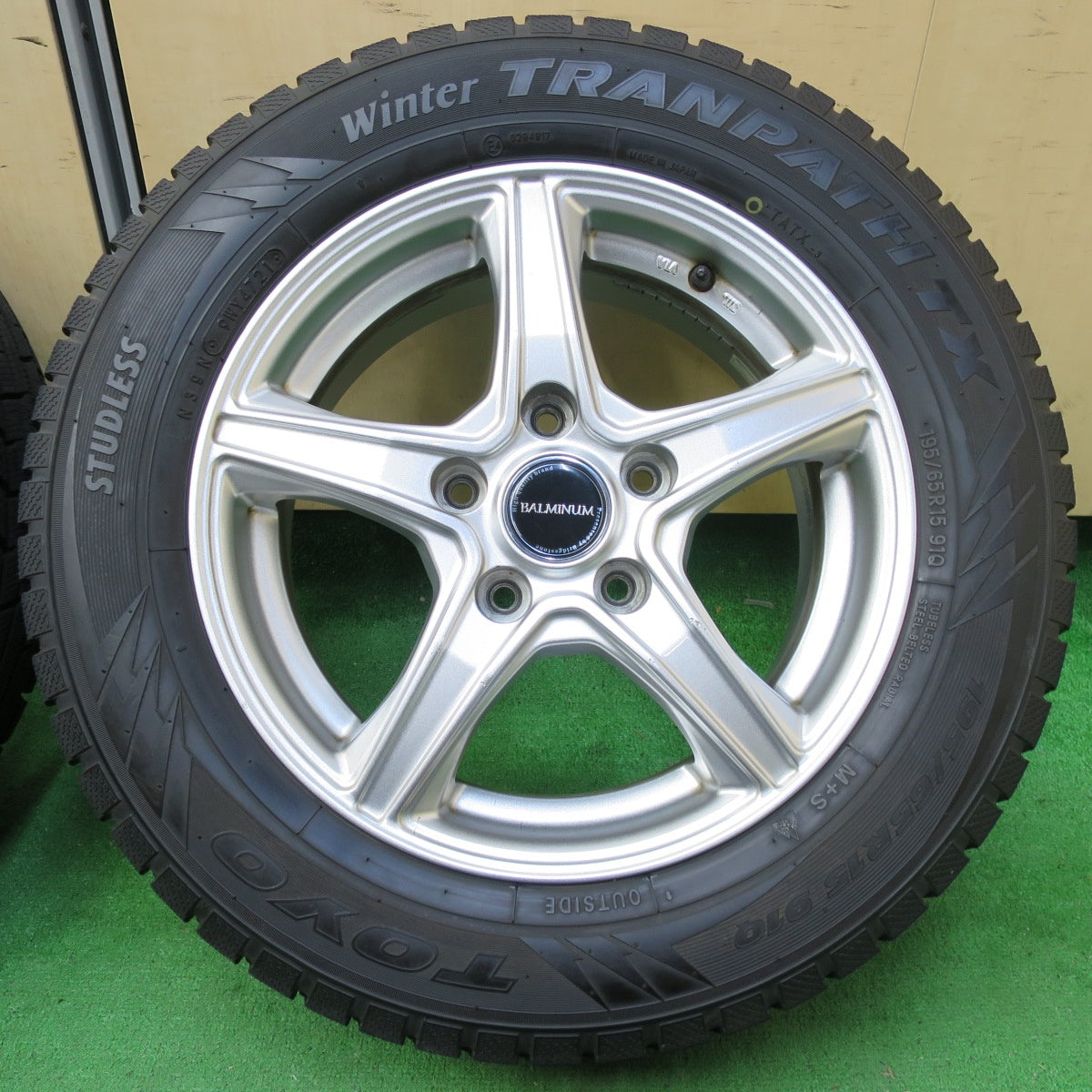 *送料無料* バリ溝！21年！キレイ！9.5分★スタッドレス 195/65R15 トーヨー ウインター トランパス TX BALMINUM バルミナ 15インチ PCD114.3/5H★4070205イス