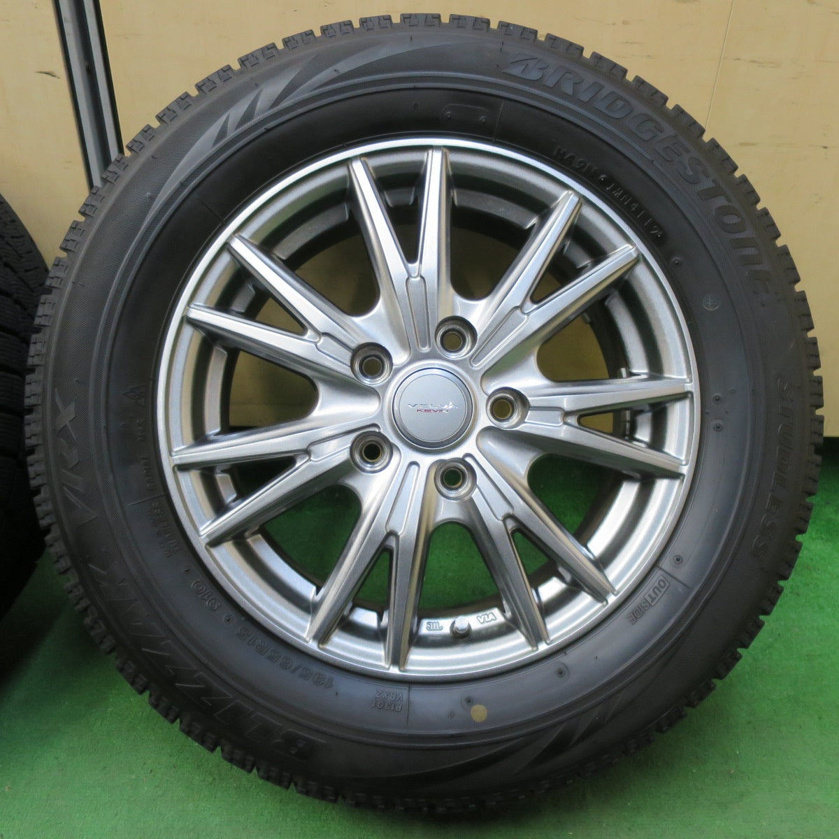 [送料無料] バリ溝！キレイ！9分★スタッドレス 195/65R15 ブリヂストン ブリザック VRX VELVA KEVIN ヴェルヴァ 15インチ PCD114.3/5H★4103110イス