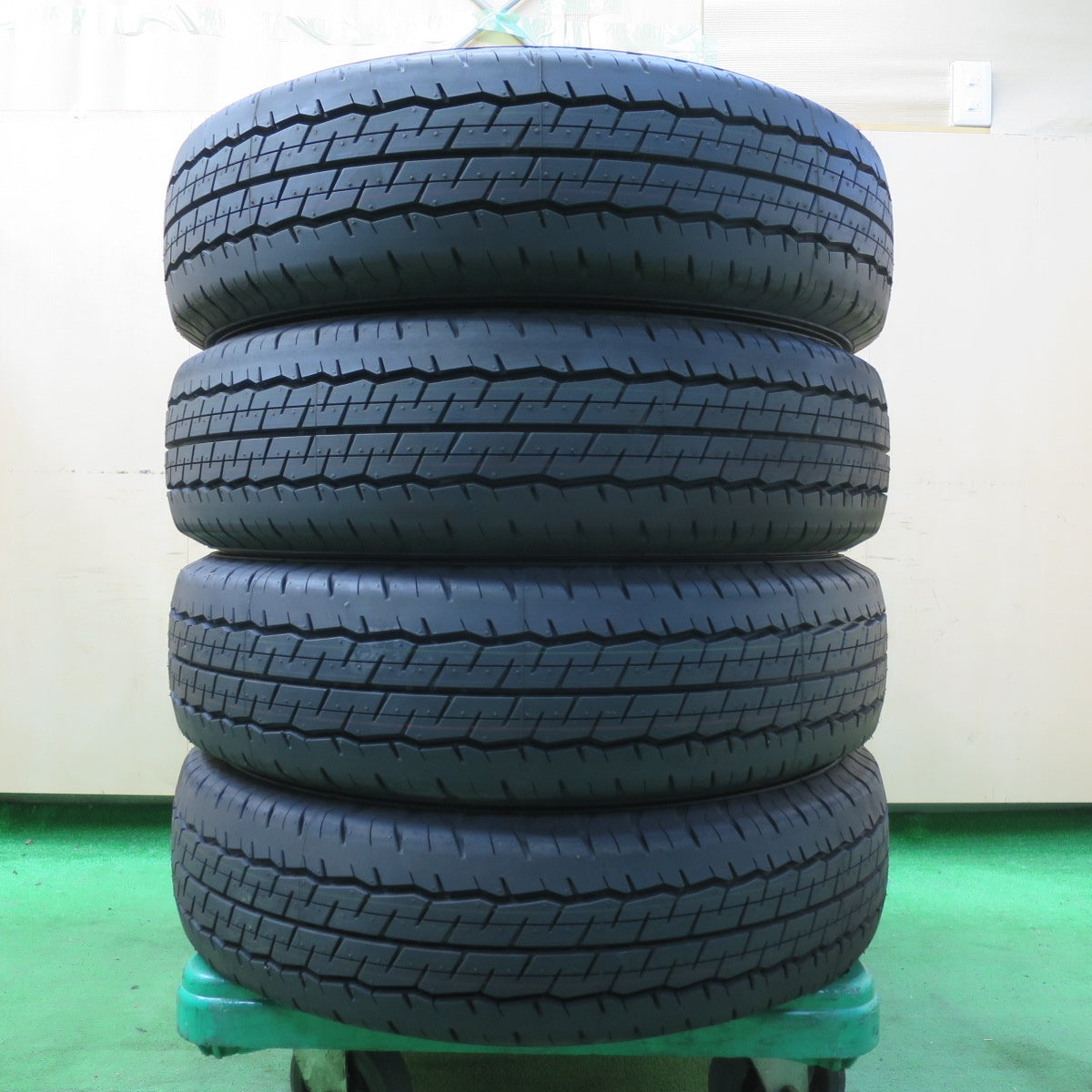 *送料無料* 新車外し！24年★195/80R15 107/105S ダンロップ SP175N タイヤ 15インチ ハイエース キャラバン 等★4072905イノタ