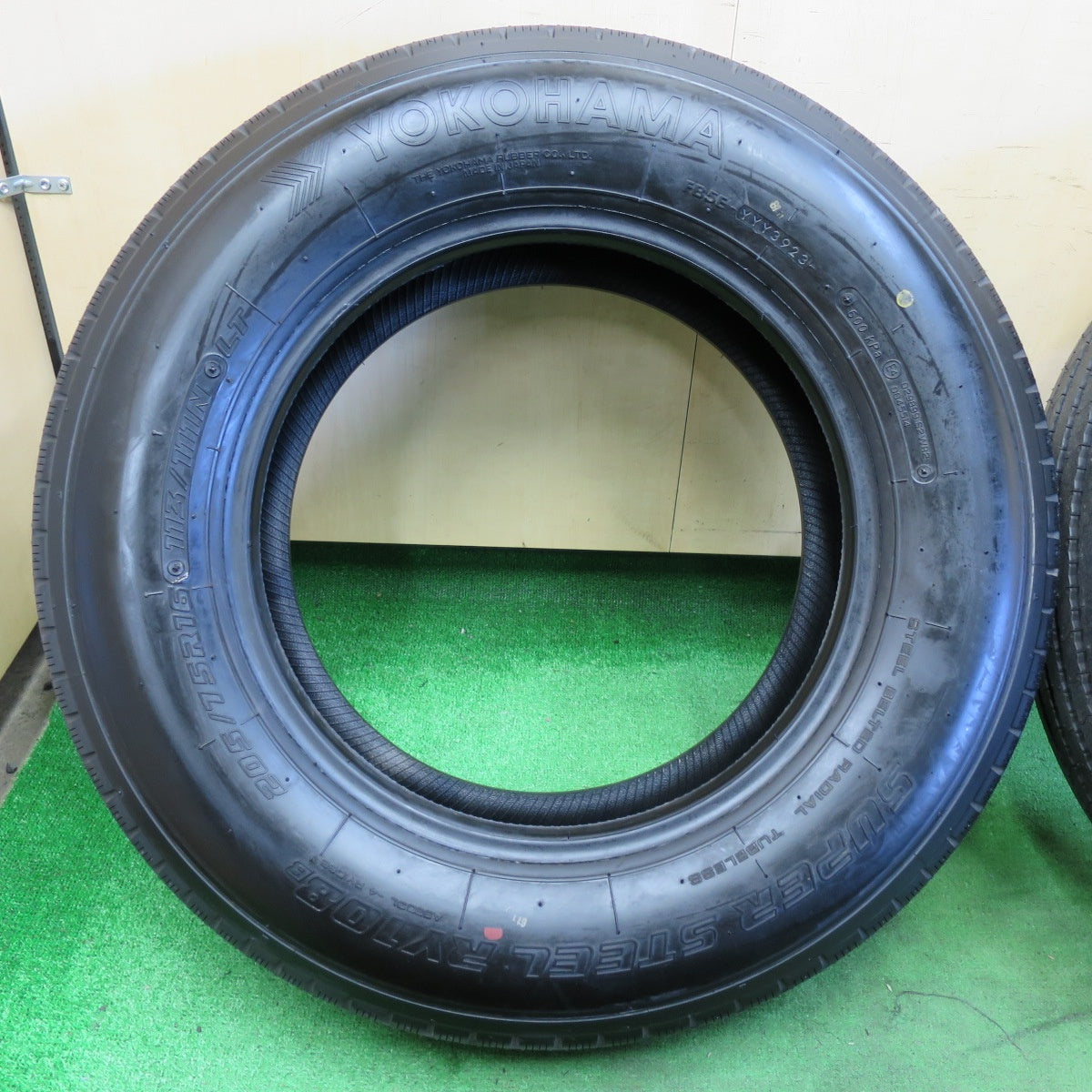 *送料無料* 新車外し！23年！ほぼ未使用★トラック タイヤ 205/75R16 113/111N ヨコハマ SUPER STEEL RY108B 16インチ★4060409イノタ