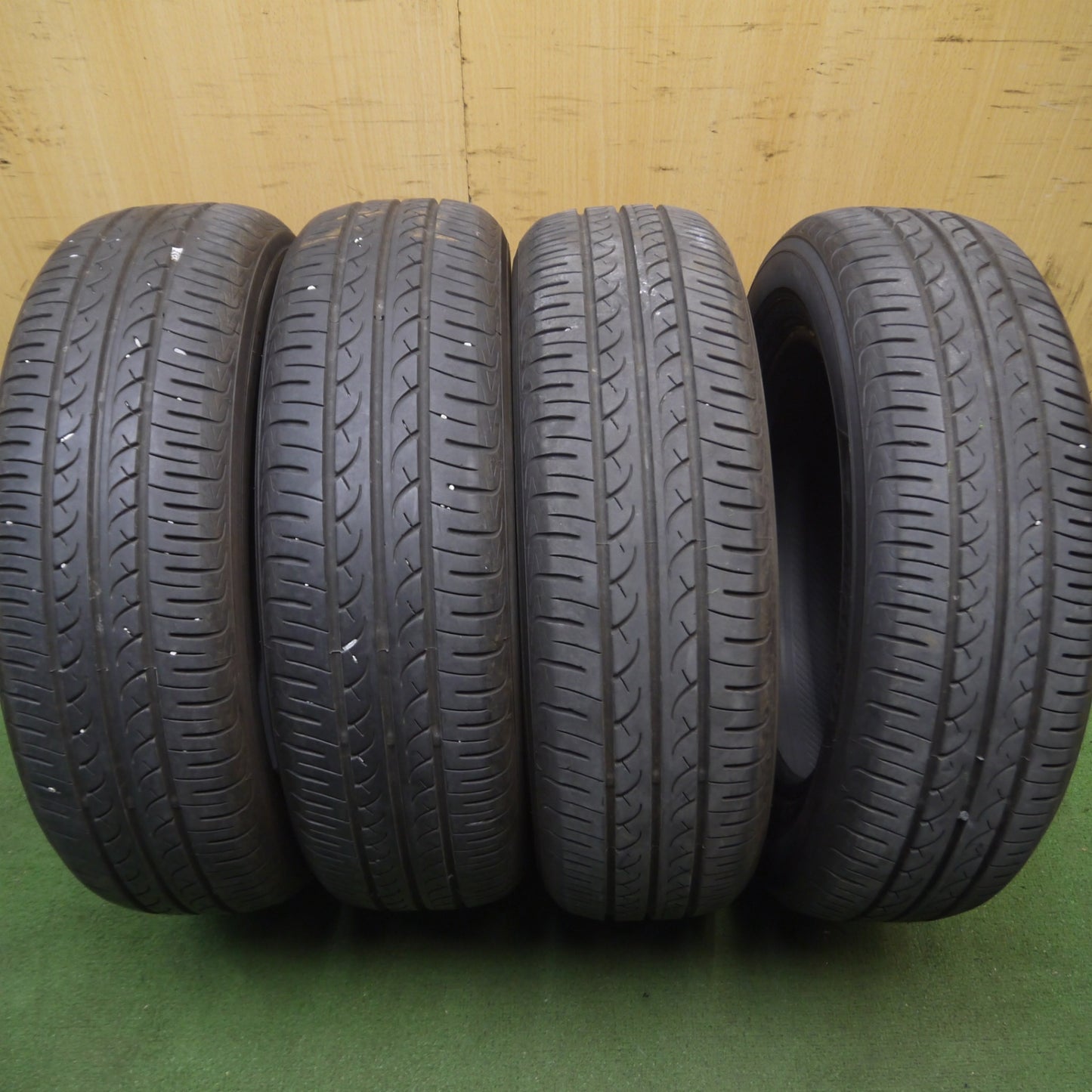 *送料無料* バリ溝！20年！8.5分★175/65R15 ヨコハマ ブルーアース タイヤ 15インチ アクア フィット スイフト 等★4071004Hノタ