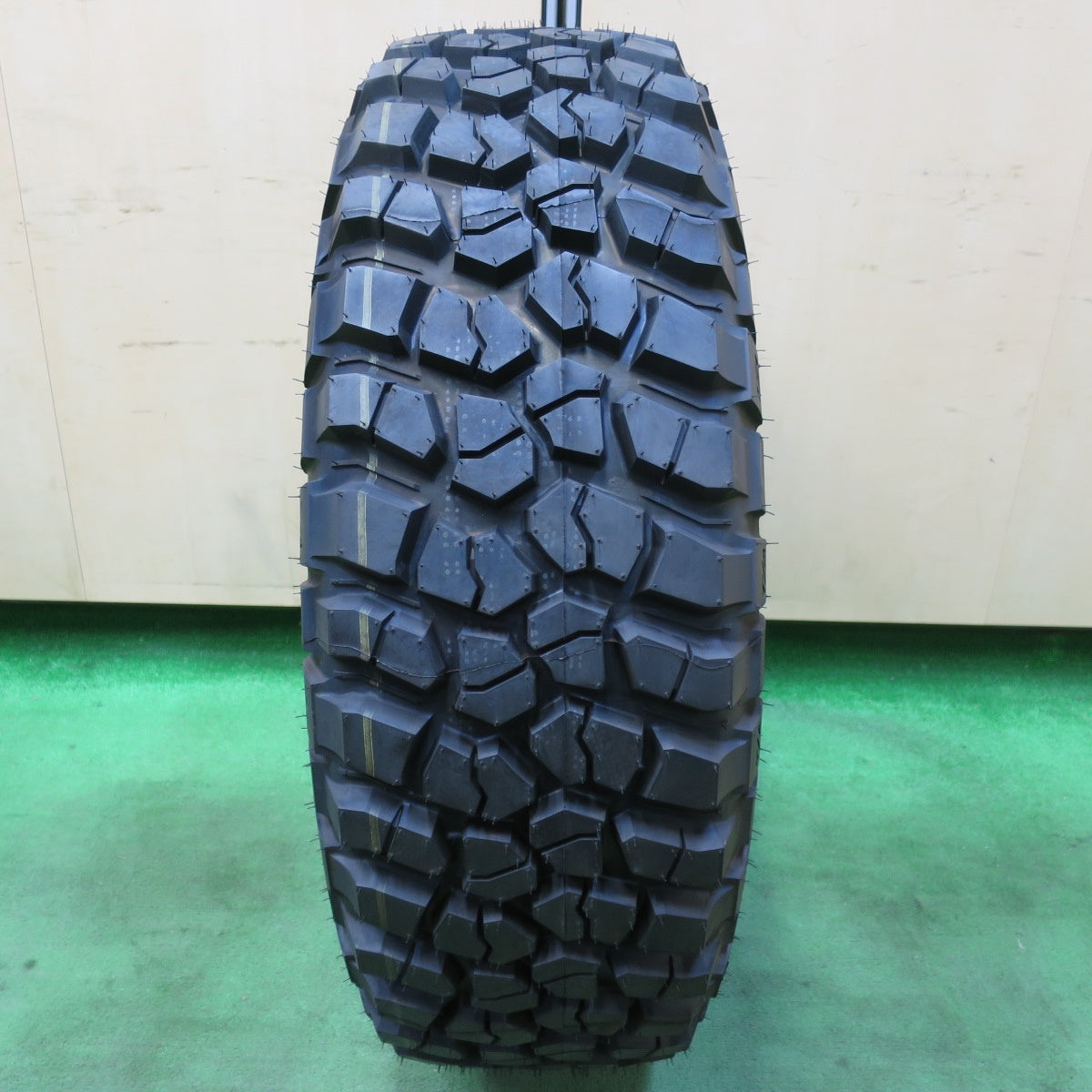 [送料無料] 未使用！22年★255/75R17 111/108Q BFグッドリッチ Mud-Terrain T/A KM2 タイヤ 17インチ ランクル プラド ジープ ラングラー 等★4101104イノタ