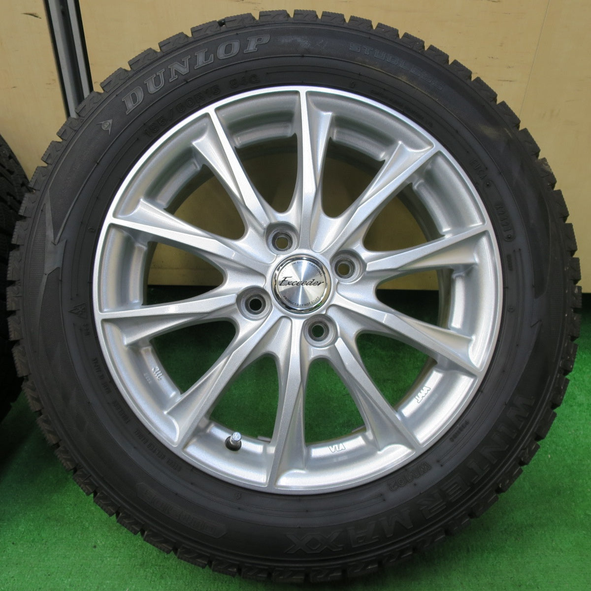 *送料無料* バリ溝！21年！キレイ！9.5分以上★スタッドレス 185/60R15 ダンロップ ウインターマックス WM02 Exceeder エクシーダー PCD100/4H★4070305イス