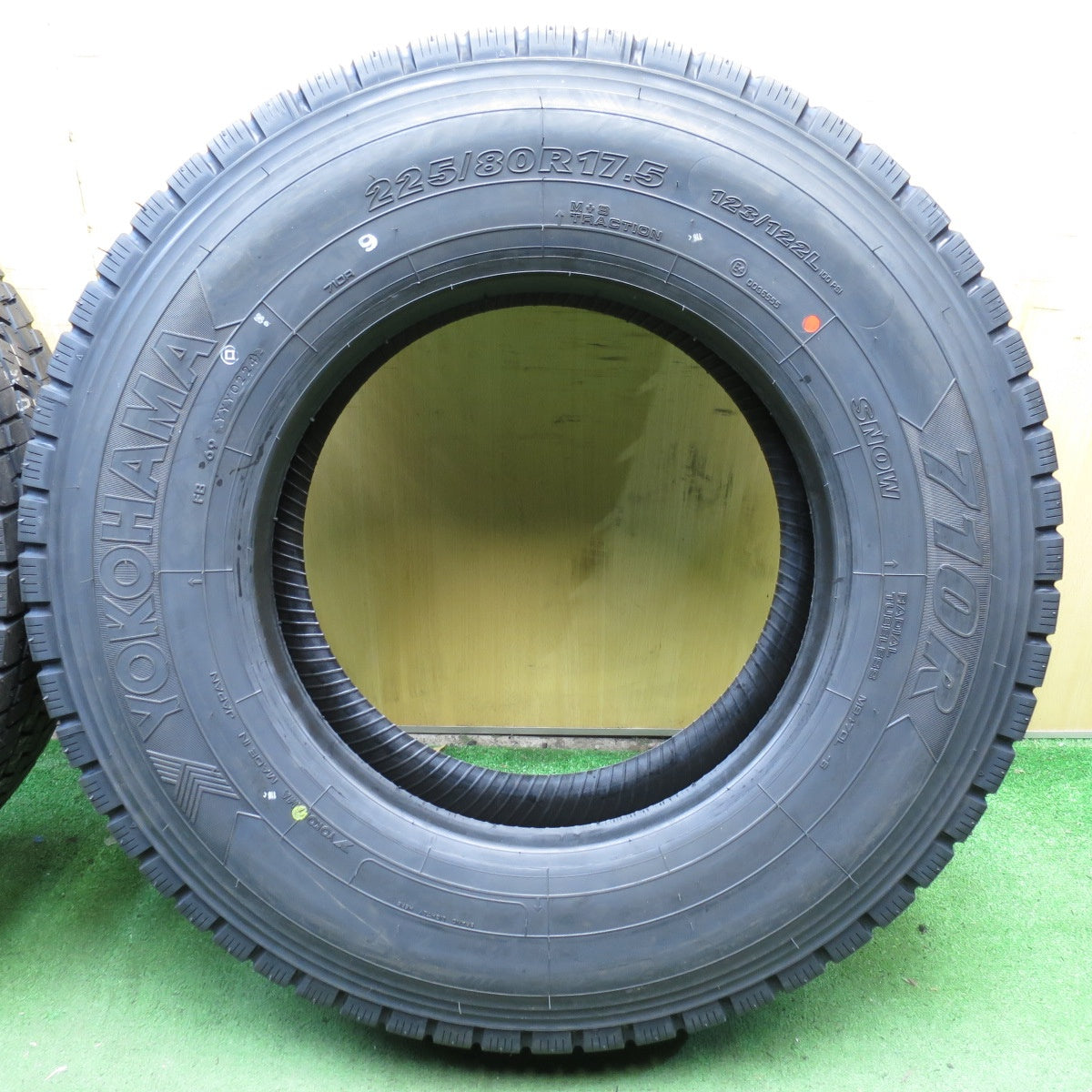 *送料無料* 未使用！24年★トラック タイヤ 225/80R17.5 123/122L ヨコハマ 710R ミックス  17.5インチ★4033012KKスタ