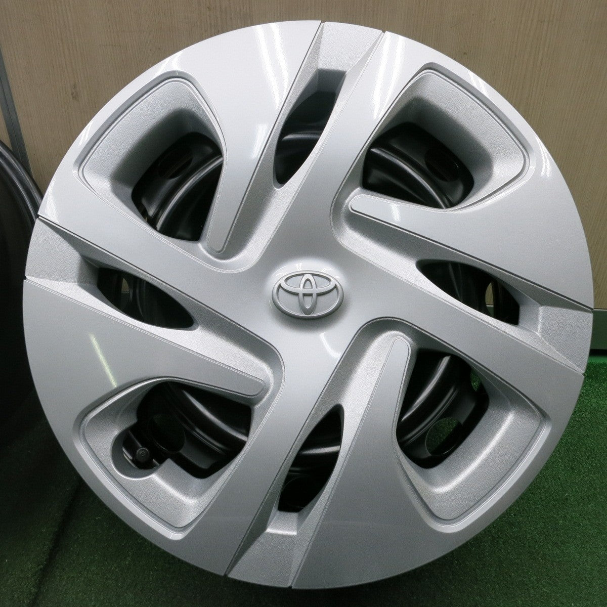 *送料無料* 新車外し★トヨタ アクア 純正 スチール ホイール 15インチ 15×6J PCD100/4H★4062807NJホ