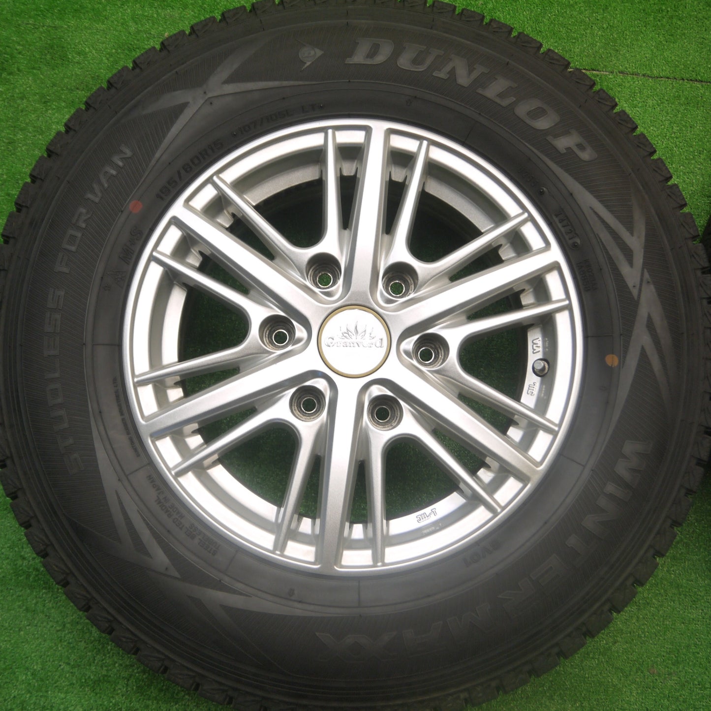 *送料無料* バリ溝！21年！キレイ！9.5分★ハイエース等 195/80R15 スタッドレス ダンロップ ウインターマックス SV01 Granverd グランバード PCD139.7/6H★4081904Hス